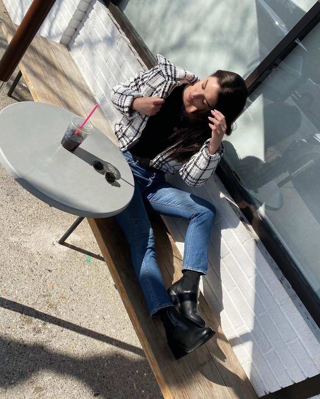 アデレード・ケインのインスタグラム：「I miss my favorite coffee shop #fashionnova fashionnovapartner」