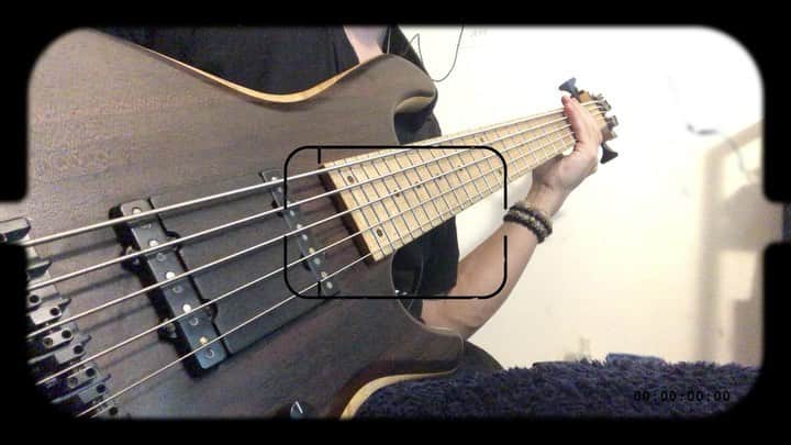 のインスタグラム：「Giant Steps by John Coltrane morning practice on the beats. This Coltrane change is good for link of brain and fingers, like a puzzle. BPM140 (Half feel of BPM280) #dailymotif No.88 #adamovic #bass #bassplayer #bassist #musicianlife #practice #johncoltrane #giantsteps #jazz #beats #coltranechanges #chordprogression #improvisation #workout #morningpractice @bassplayeruniverse  @bassplayunited  @adamovicbasses  @markbassamps  #毎日モチーフ No.88 今日も朝練。 今月入ってJazz曲続き、 ジョン・コルトレーンのジャイアントステップス。 を、ビートものにアレンジして ひたすら16分音符 (BPM140計算)を打ち込む系の 頭と指のリンク、コントロールを正確にするワークアウト。 #ベース #アドリブ #練習 #筋トレ #ジャイアントステップス #コルトレーン #朝練」