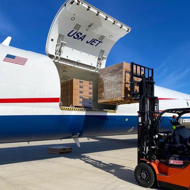 3M（スリーエム）のインスタグラム：「To get critical supplies to frontline workers, we're working with partners to expedite distribution. This includes air shipping N95 respirators directly from our South Dakota plant to areas in the US where they are needed most. #coronavirus #COVID19」