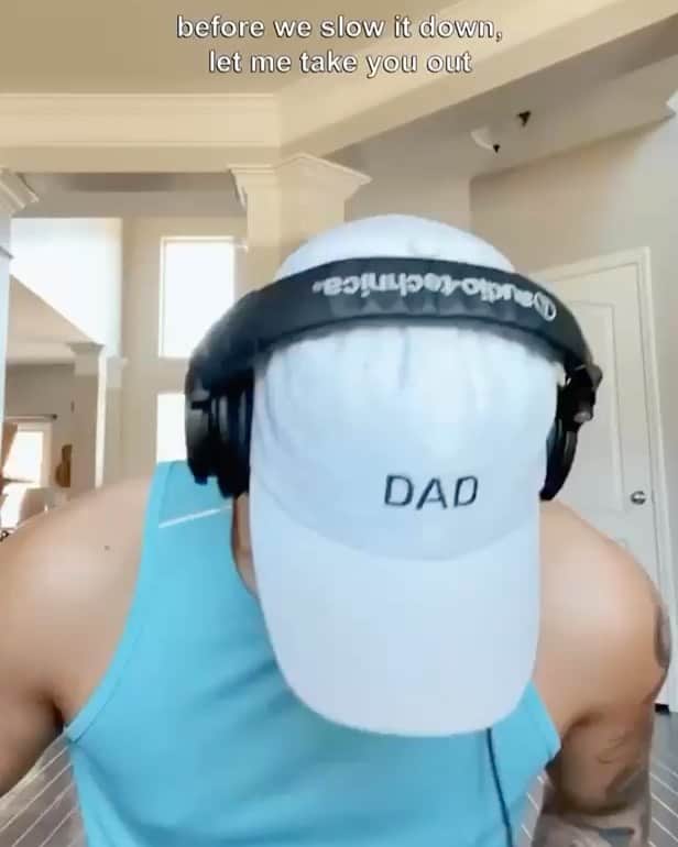 ジェイコブ・ホワイトサイズのインスタグラム：「“sex on a friday” day 10 baby! lets mf dance.. comment if u still need a follow ⭐️⭐️⭐️」