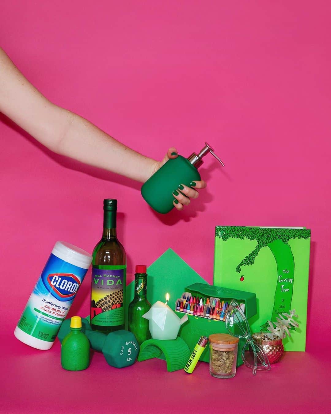 ローレン·ランドルフのインスタグラム：「Over the last couple weeks every time I washed my hands (for 20 seconds) I’ve admired how my nail polish matches my soap dispenser. So, I found a bunch of other things around my house that matched them too.  That being said, if you need anything photographed right now I have the means to set up a fully functioning photo studio in my little clean, safe, socially-distanced abode.  WASH YOUR HANDS! 💚」