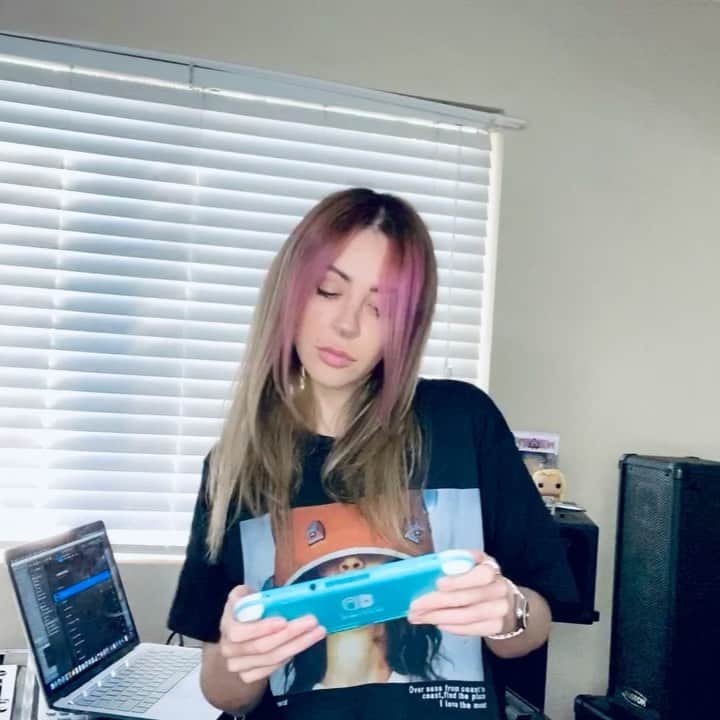 アリソン・ワンダーランドのインスタグラム：「onlyfans but it’s me on lockdown playing animal crossing listening to unreleased music」