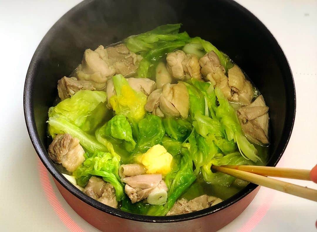 Mizuki【料理ブロガー・簡単レシピ】さんのインスタグラム写真 - (Mizuki【料理ブロガー・簡単レシピ】Instagram)「・﻿ 【レシピ】ーーーーーーーーー﻿ ♡あっさりコクうま♡﻿ 鶏肉とキャベツの塩バター煮﻿ ーーーーーーーーーーーーーー﻿ ﻿ ﻿ おはようございます(*^^*)﻿ 今日ご紹介させていただくのは﻿ ［鶏肉とキャベツの塩バター煮］﻿ ジューシーな鶏肉はもちろん﻿ 旨味満点のスープを吸ったキャベツが﻿ 最高に美味しいですよ〜♡♡﻿ ﻿ お鍋ひとつで煮るだけの﻿ 超簡単レシピです(*´艸`)﻿ よかったらお試し下さいね♩﻿ ﻿ ﻿ ﻿ ーーーーーーーーーーーーーーーーーーー﻿ 【2人分】﻿ 鶏もも肉...1枚(250g)﻿ キャベツ...3枚(150g)﻿ にんにく...1かけ﻿ ●水...250ml﻿ ●酒...大1﻿ ●鶏がらスープ...小1/2﻿ ●塩...小1/4﻿ バター...10g﻿ 粗挽き黒こしょう...適量﻿ ﻿ 1.鶏肉は3cm大に切る。キャベツはザク切りにする。にんにくは薄切りにする。﻿ 2.鍋に●、にんにく、鶏肉を入れてから中火にかける。煮立ったらアクを除き、たまに混ぜながら5分煮る。続けてキャベツも加え、更に5分煮て火を止める。﻿ 3.仕上げにバターを加えて余熱で溶かし、器に盛り付けて黒こしょうを振る。﻿ ーーーーーーーーーーーーーーーーーーー﻿ ﻿ ﻿ ﻿ 《ポイント》﻿ ♦︎春キャベツでも普通のキャベツでも同じように作れます♩﻿ ♦︎にんにくがなければ、スープににんにくチューブ(2cmくらい)を加えてもOK♩﻿ ﻿ ﻿ ﻿ ﻿ ﻿ ﻿ 昨日の発売日にはたくさんの温かいお言葉を﻿ 本当にありがとうございました(涙)﻿ おうちで過ごす時間が長くなった今﻿ ''おうち時間の充実に''どうかお役立て下さいね🥺💓﻿ ↓﻿ ＿＿＿＿＿＿＿＿＿＿＿＿＿＿＿＿＿＿＿﻿ 📕\ \ 発売中 / /📕﻿ 簡単・時短！ 毎日のごはんがラクになる﻿ ✨🦋 【 #Mizukiの今どき和食 】🦋✨﻿ ＿＿＿＿＿＿＿＿＿＿＿＿＿＿＿＿＿＿＿﻿ ﻿ なるべく少ない材料で﻿ 手間も時間も省きながら﻿ 簡単にできるおいしい和食レシピ♩﻿ 簡単に失敗なくマスターできる一冊で﻿ もっと気軽に、カジュアルに﻿ 和食を楽しんで下さいね(*^^*)﻿ ﻿ ﻿ ーーー ⭐️PART.1 メインおかず ⭐️ーーー﻿ 素材別にレシピをご紹介しています♩﻿ 和食の定番から新定番まで﻿ どれも押さえておきたいメニューばかり。﻿ 肉じゃがはフライパンで！﻿ 焼き豚はレンジで！﻿ ぶり大根は切り身を使って手軽に作ります♩﻿ ﻿ ーーー ☘️PART.2 サブおかず ☘️ーーー﻿ 年中手に入るお手頃野菜と﻿ 乾物や大豆、こんにゃくなどを使った﻿ 副菜レシピをたっぷり掲載！！﻿ 普段SNSではメインおかずばかりなので﻿ 本では副菜にも力を入れています(*^^*)﻿ ﻿ ーーー 🌸PART.3 ごはんと汁物 🌸ーーー﻿ ささっと作れる丼と麺、﻿ みんなで食べたいいなり寿司や﻿ 手巻きごはんもご紹介！﻿ 複数の炊き込みごはんと﻿ 味噌汁&和風スープも盛りだくさん！﻿ ﻿ ﻿ 各レシピのポイントは﻿ 【写真付きで丁寧に解説】﻿ 副菜レシピもたっぷりなので﻿ 【メインページに副菜メモもつけました】﻿ ＊このメインにはこの副菜が合いますよ〜﻿ という献立の提案です(*^^*)﻿ 【その他コラムも充実】﻿ 全127品中ほぼ全て﻿ 【本だけのレシピです！】﻿ ﻿ ＿＿＿＿＿＿＿＿＿＿＿＿＿＿＿＿＿＿＿﻿ ﻿ ⭐️ストーリー、ハイライト、プロフ画面に﻿ 本のURLを貼らせていただいております♩﻿ →(@mizuki_31cafe )﻿ ﻿ ＿＿＿＿＿＿＿＿＿＿＿＿＿＿＿＿＿＿＿﻿ ﻿ ﻿ ﻿ ﻿ ﻿ #鶏肉#キャベツ#春キャベツ#煮物#塩バター#春休み#ランチ#うちで過ごそう#おうち時間#Mizuki#簡単レシピ#時短レシピ#節約レシピ#料理#レシピ#フーディーテーブル#おうちごはん#おうちカフェ#デリスタグラマー#料理好きな人と繋がりたい#料理ブロガー#おうちごはんlover#マカロニメイト#foodpic#follow#cooking#recipe#lin_stagrammer#鶏肉とキャベツの塩バター煮m」4月3日 7時52分 - mizuki_31cafe