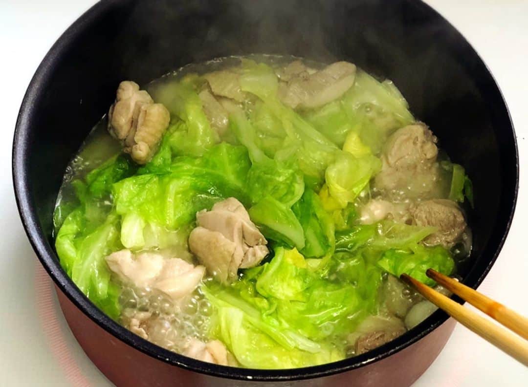 Mizuki【料理ブロガー・簡単レシピ】さんのインスタグラム写真 - (Mizuki【料理ブロガー・簡単レシピ】Instagram)「・﻿ 【レシピ】ーーーーーーーーー﻿ ♡あっさりコクうま♡﻿ 鶏肉とキャベツの塩バター煮﻿ ーーーーーーーーーーーーーー﻿ ﻿ ﻿ おはようございます(*^^*)﻿ 今日ご紹介させていただくのは﻿ ［鶏肉とキャベツの塩バター煮］﻿ ジューシーな鶏肉はもちろん﻿ 旨味満点のスープを吸ったキャベツが﻿ 最高に美味しいですよ〜♡♡﻿ ﻿ お鍋ひとつで煮るだけの﻿ 超簡単レシピです(*´艸`)﻿ よかったらお試し下さいね♩﻿ ﻿ ﻿ ﻿ ーーーーーーーーーーーーーーーーーーー﻿ 【2人分】﻿ 鶏もも肉...1枚(250g)﻿ キャベツ...3枚(150g)﻿ にんにく...1かけ﻿ ●水...250ml﻿ ●酒...大1﻿ ●鶏がらスープ...小1/2﻿ ●塩...小1/4﻿ バター...10g﻿ 粗挽き黒こしょう...適量﻿ ﻿ 1.鶏肉は3cm大に切る。キャベツはザク切りにする。にんにくは薄切りにする。﻿ 2.鍋に●、にんにく、鶏肉を入れてから中火にかける。煮立ったらアクを除き、たまに混ぜながら5分煮る。続けてキャベツも加え、更に5分煮て火を止める。﻿ 3.仕上げにバターを加えて余熱で溶かし、器に盛り付けて黒こしょうを振る。﻿ ーーーーーーーーーーーーーーーーーーー﻿ ﻿ ﻿ ﻿ 《ポイント》﻿ ♦︎春キャベツでも普通のキャベツでも同じように作れます♩﻿ ♦︎にんにくがなければ、スープににんにくチューブ(2cmくらい)を加えてもOK♩﻿ ﻿ ﻿ ﻿ ﻿ ﻿ ﻿ 昨日の発売日にはたくさんの温かいお言葉を﻿ 本当にありがとうございました(涙)﻿ おうちで過ごす時間が長くなった今﻿ ''おうち時間の充実に''どうかお役立て下さいね🥺💓﻿ ↓﻿ ＿＿＿＿＿＿＿＿＿＿＿＿＿＿＿＿＿＿＿﻿ 📕\ \ 発売中 / /📕﻿ 簡単・時短！ 毎日のごはんがラクになる﻿ ✨🦋 【 #Mizukiの今どき和食 】🦋✨﻿ ＿＿＿＿＿＿＿＿＿＿＿＿＿＿＿＿＿＿＿﻿ ﻿ なるべく少ない材料で﻿ 手間も時間も省きながら﻿ 簡単にできるおいしい和食レシピ♩﻿ 簡単に失敗なくマスターできる一冊で﻿ もっと気軽に、カジュアルに﻿ 和食を楽しんで下さいね(*^^*)﻿ ﻿ ﻿ ーーー ⭐️PART.1 メインおかず ⭐️ーーー﻿ 素材別にレシピをご紹介しています♩﻿ 和食の定番から新定番まで﻿ どれも押さえておきたいメニューばかり。﻿ 肉じゃがはフライパンで！﻿ 焼き豚はレンジで！﻿ ぶり大根は切り身を使って手軽に作ります♩﻿ ﻿ ーーー ☘️PART.2 サブおかず ☘️ーーー﻿ 年中手に入るお手頃野菜と﻿ 乾物や大豆、こんにゃくなどを使った﻿ 副菜レシピをたっぷり掲載！！﻿ 普段SNSではメインおかずばかりなので﻿ 本では副菜にも力を入れています(*^^*)﻿ ﻿ ーーー 🌸PART.3 ごはんと汁物 🌸ーーー﻿ ささっと作れる丼と麺、﻿ みんなで食べたいいなり寿司や﻿ 手巻きごはんもご紹介！﻿ 複数の炊き込みごはんと﻿ 味噌汁&和風スープも盛りだくさん！﻿ ﻿ ﻿ 各レシピのポイントは﻿ 【写真付きで丁寧に解説】﻿ 副菜レシピもたっぷりなので﻿ 【メインページに副菜メモもつけました】﻿ ＊このメインにはこの副菜が合いますよ〜﻿ という献立の提案です(*^^*)﻿ 【その他コラムも充実】﻿ 全127品中ほぼ全て﻿ 【本だけのレシピです！】﻿ ﻿ ＿＿＿＿＿＿＿＿＿＿＿＿＿＿＿＿＿＿＿﻿ ﻿ ⭐️ストーリー、ハイライト、プロフ画面に﻿ 本のURLを貼らせていただいております♩﻿ →(@mizuki_31cafe )﻿ ﻿ ＿＿＿＿＿＿＿＿＿＿＿＿＿＿＿＿＿＿＿﻿ ﻿ ﻿ ﻿ ﻿ ﻿ #鶏肉#キャベツ#春キャベツ#煮物#塩バター#春休み#ランチ#うちで過ごそう#おうち時間#Mizuki#簡単レシピ#時短レシピ#節約レシピ#料理#レシピ#フーディーテーブル#おうちごはん#おうちカフェ#デリスタグラマー#料理好きな人と繋がりたい#料理ブロガー#おうちごはんlover#マカロニメイト#foodpic#follow#cooking#recipe#lin_stagrammer#鶏肉とキャベツの塩バター煮m」4月3日 7時52分 - mizuki_31cafe