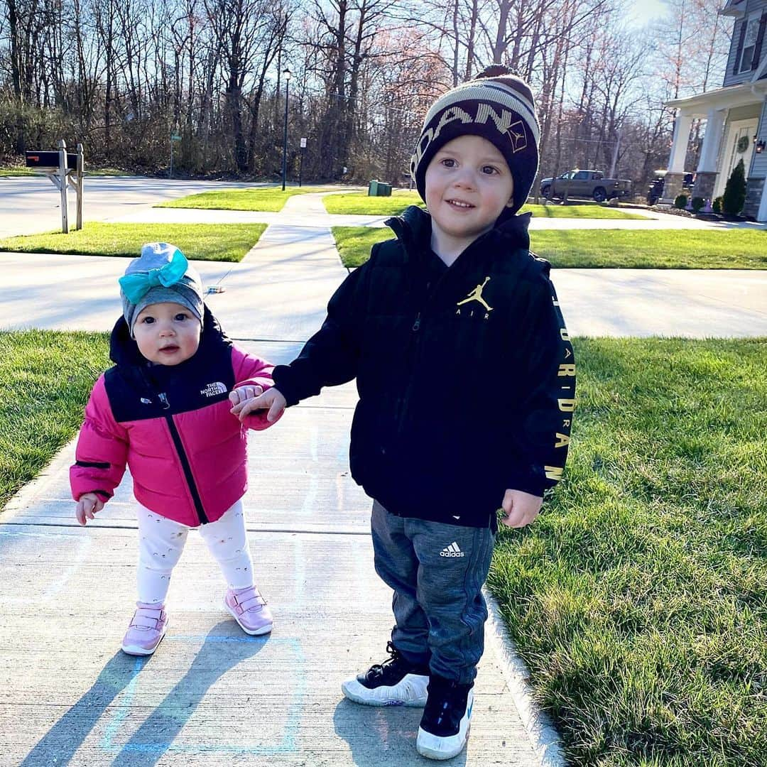 ライアン・ルアのインスタグラム：「No social distancing with these 2! 🧼🦠 #siblings #brotherandsister #warmerweather #playoutside #freshair」