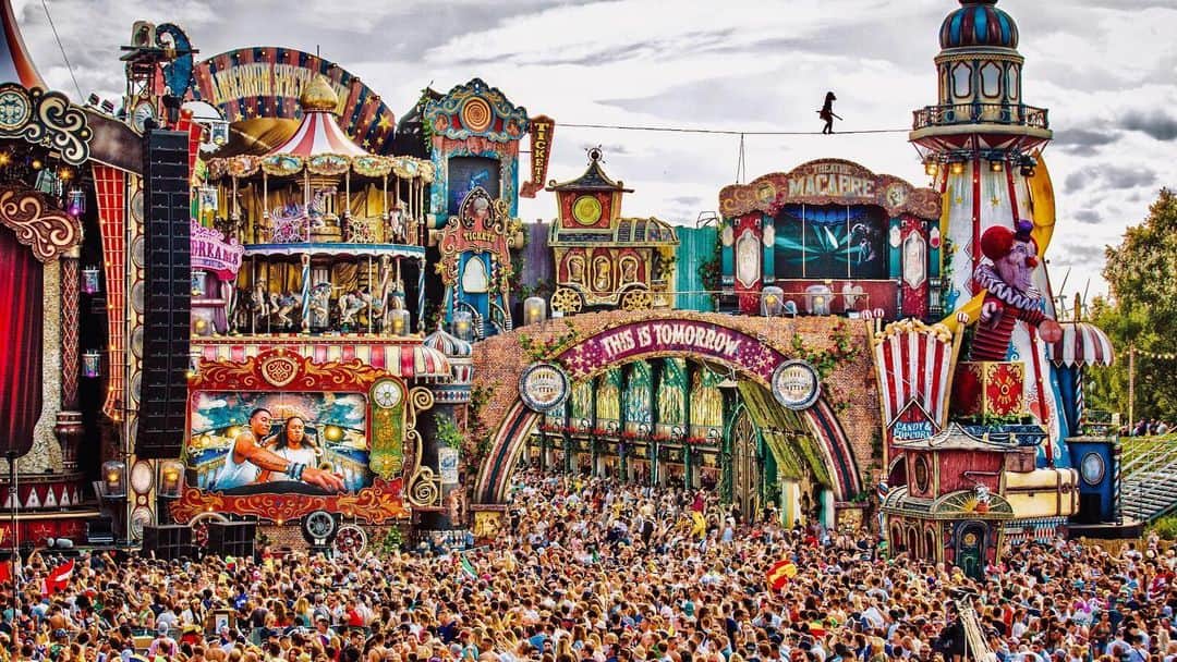 サネリー・ジェームズのインスタグラム：「Throwback @tomorrowland 2017 👀」