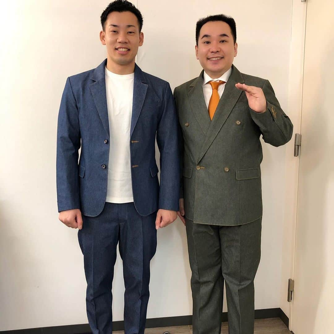 駒場孝さんのインスタグラム写真 - (駒場孝Instagram)「やすともさんの「いたって真剣です」ありがとうございました。 話がありすぎて時間があっという間でした。 あと、何度か、真剣過ぎた顔してしまっていました！ そしてこちらがやすともさんに頂いたデニム素材の新衣装です！ 胸には「海原やすよともこ」の刺繍！ 早くこれを着て漫才させてもらいたいです！」4月3日 8時24分 - koma0205