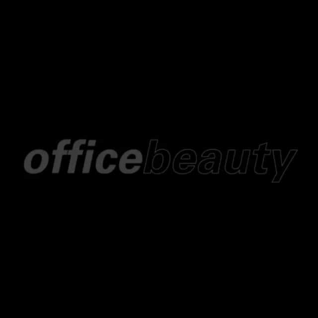 シェリー・ヘニッヒのインスタグラム：「A taking a bath tutorial w @officebeautynyc  Video by @omgimwigs Photographer @ashleydarianolah Styling by @labelsndollas Assisted and consulted by @styledbymiajackson and @desiree.arianne Hair by @_uncle__lee @ateliermgmt using @oribe Online beauty editor and makeup by @stine_rr @amanagement.eu and beer by @stellaartois」