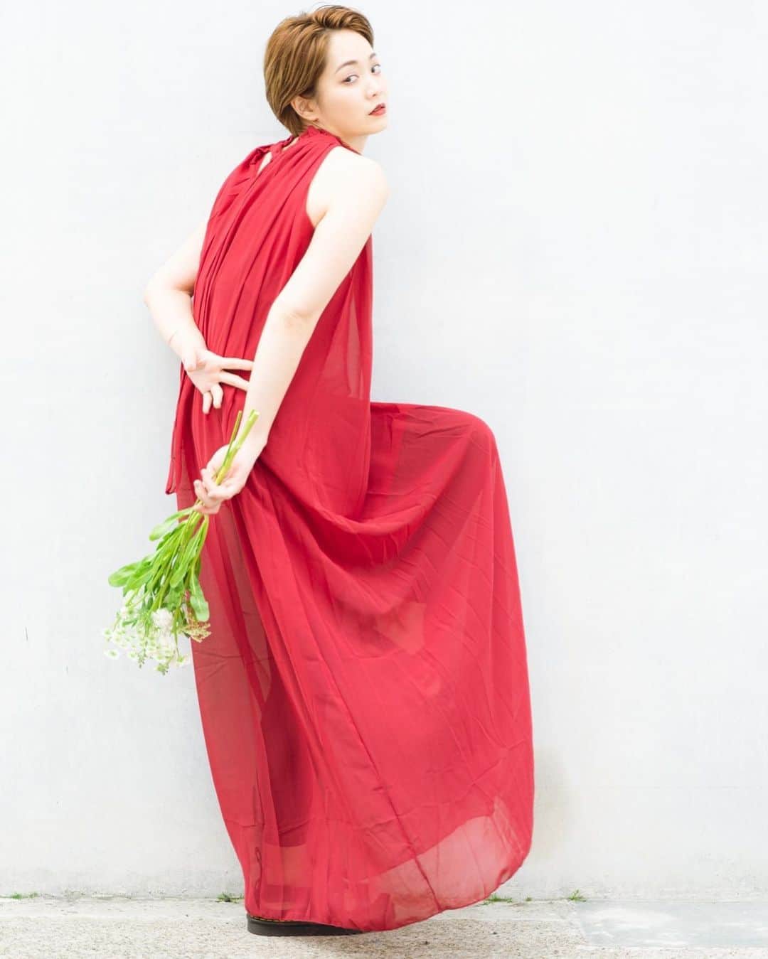 芹川有里さんのインスタグラム写真 - (芹川有里Instagram)「おとなせりかわ。 . #撮影 #作品撮り #ドレス #ショートヘア  #ショートカット #おとな女子」4月3日 8時25分 - seri53