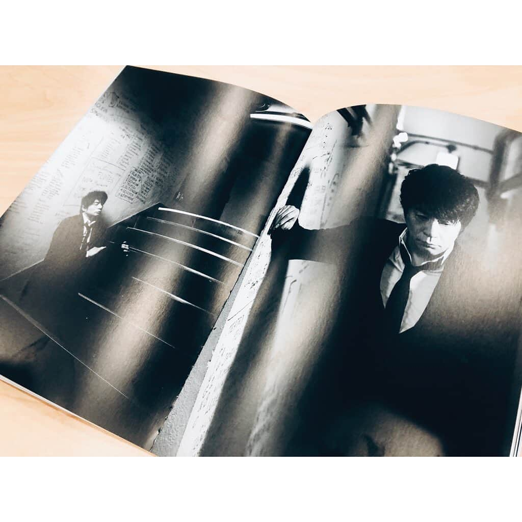 ASKAさんのインスタグラム写真 - (ASKAInstagram)「4/6(月)発売6月号「STEPPIN' OUT」。 . "挑戦し続ける大人たちへ"  #aska #aska_official #steppinout  #juneissue  #6月号 #挑戦し続ける大人たちへ #アルバム #インタビュー #撮り下ろし写真 #一部のみ #見せちゃいます  #breathofbless  #ご覧下さい #写真は #行本正志 #岡田貴之さんの弟子 #中16ページ #光反射しててすみません」4月3日 19時20分 - aska_official921