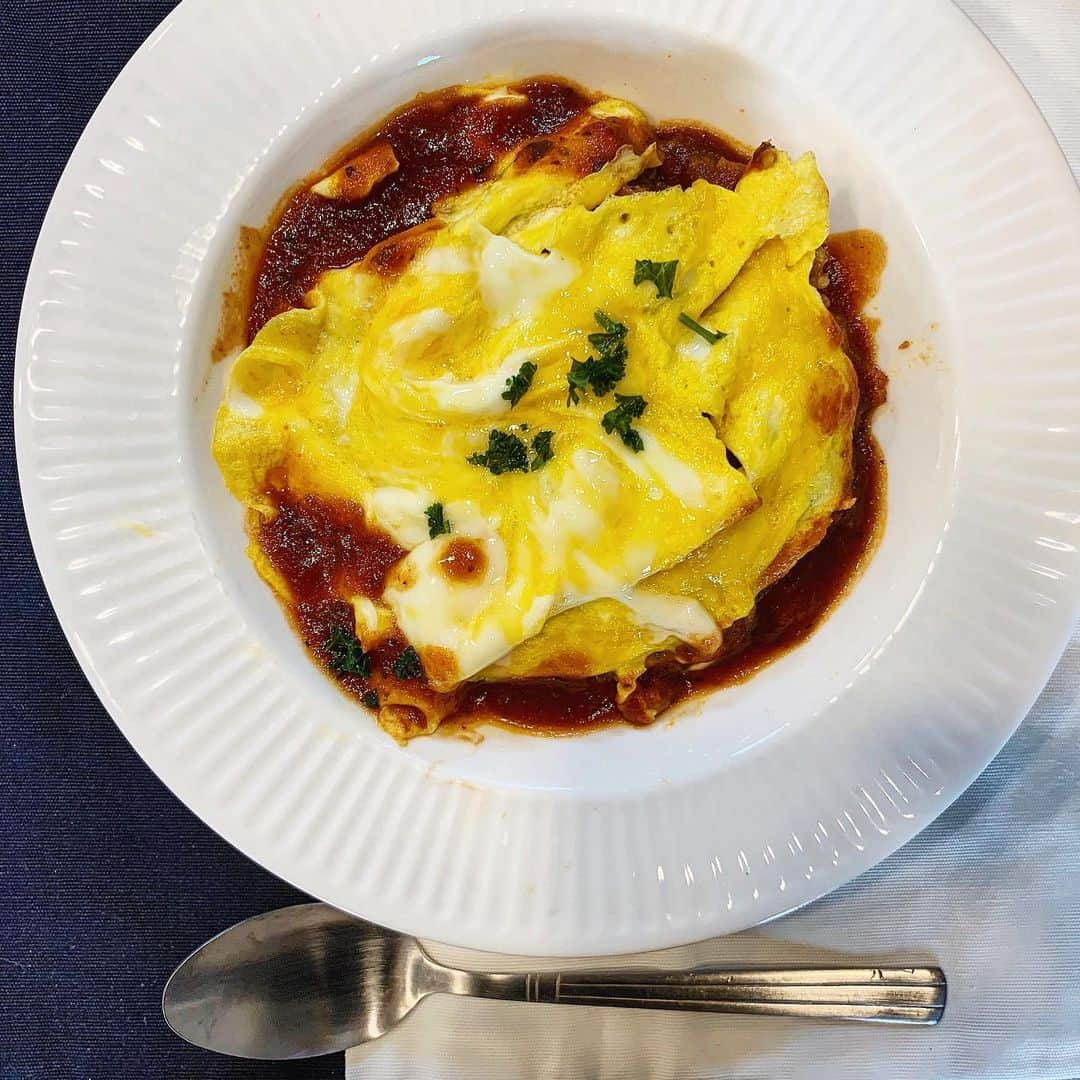 瀬戸晴加さんのインスタグラム写真 - (瀬戸晴加Instagram)「今日のお昼はご飯と玉子を消費するため酵素玄米オムライスに。 私元々ケチャップの単調な味があまり好きではなく、デミグラスソースもそんなに好きではないのであまり作らないメニューなんですが、玉子のドレスをやってみたくて作ってみました👗（ドレスにするのは失敗した笑）今回味付けにもソースにもパスタ用の瓶のトマトソースと料理酒を使って作ったらビックリするくらい美味しくできて、自分の定番メニューに即ラインナップされました👩🏻‍🍳🔥ケチャップより絶対こっちの方が美味しい。今回玉子とご飯以外は全て冷凍の具材です。作り方のコツは今からストーリーに載せるので気になる方はそちらをご覧ください(^^) 味はバッチリだったので、玉子のドレープを練習したいと思います笑　そしてこの写真で下に敷いているランチョンマットは私プロデュースのフェマインのもの☺️❤️ 裏表で違うデザインとして使えて、洋食を乗せるのに本当にピッタリです✨✨ちょうど今セールになっているので、セットで使えるように１枚買い足したいと思っているのですが、さすがに4人分は必要ない…ですよね笑　@femind_tokyo  #lunch#cooking#kitchen#cook#egg#omelette#favorite#yummy#tasty#yellow#ランチ#自炊#オムライス#キッチン#ランチョンマット#美味しい#一人暮らしごはん#せとはるキッチン#stayhome#お家ごはん#お家時間」4月3日 19時21分 - setoharu1030