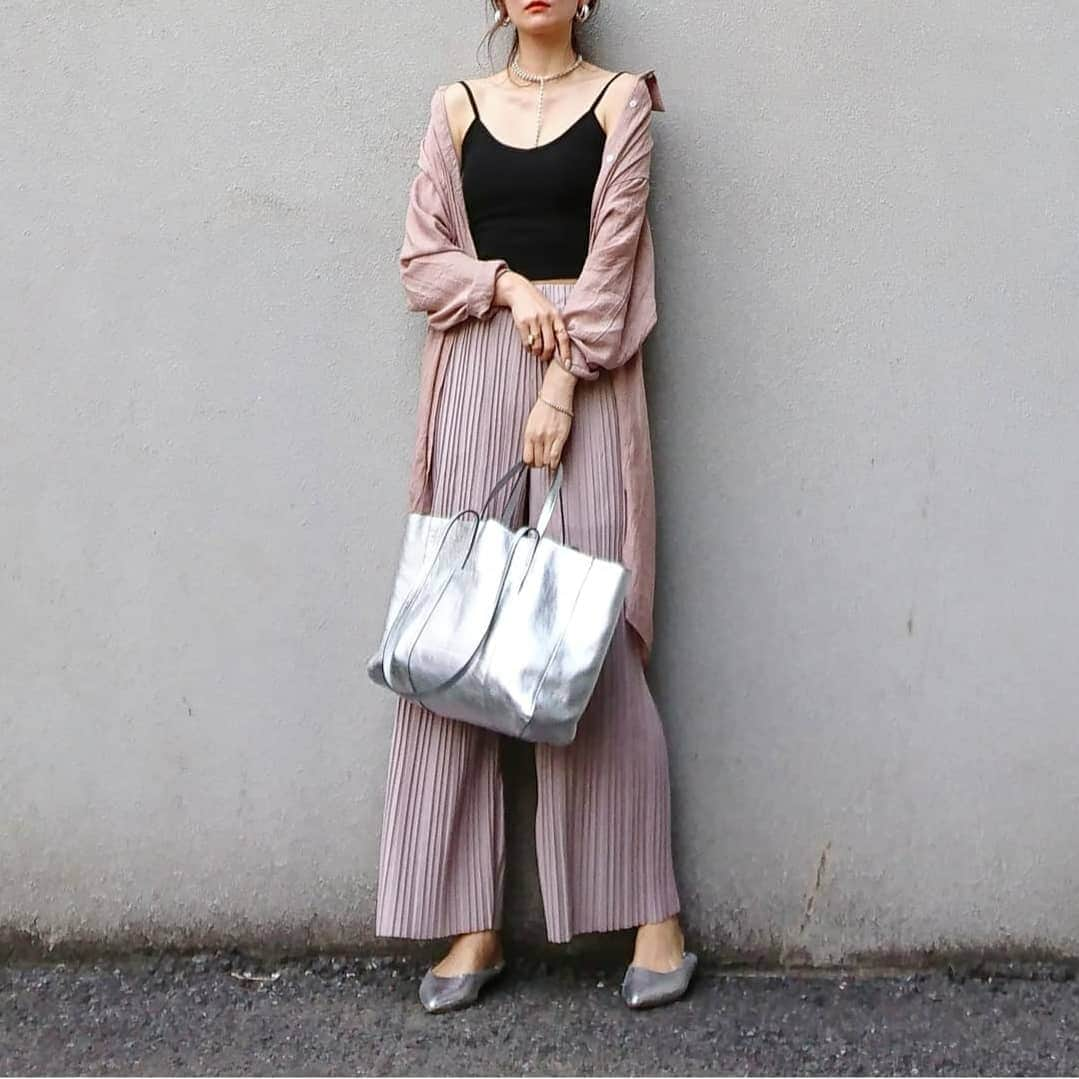 puu326さんのインスタグラム写真 - (puu326Instagram)「. pink black silver  上下#フィフス tops…#リネンライクロングシャツ ボトム…#プリーツロングワイドパンツ  ダスティピンクと ピンクブラウンの絶妙なピンク具合が可愛い～🌸 . @fifth_store #fifth #fifthtl ←今日は40%off♥️ . #ootd#outfit #instafashion #instagood #カジュアル#プリーツ#高身長コーデ #ママコーデ#春コーデ#大人可愛い #大人カジュアル#locari#ponte_fashion」4月3日 18時00分 - puu326