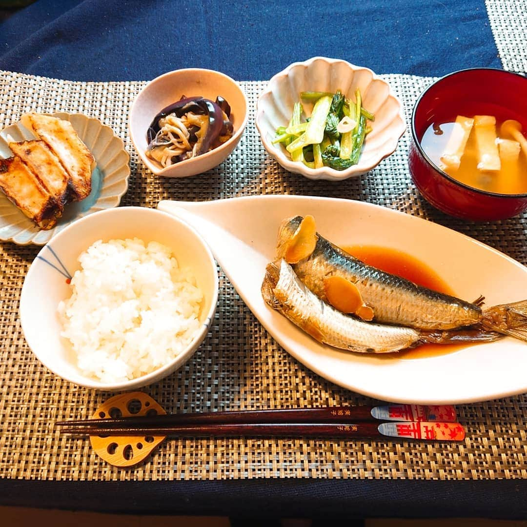 佐藤実絵子さんのインスタグラム写真 - (佐藤実絵子Instagram)「〔鰯の梅煮〕ごはんのきろく🍚🍴 * 献立は‥ 🔸鰯の梅煮 🔸餃子 🔸なすとえのきの中華サラダ 🔸青菜炒め 🔸お味噌汁 * 鰯が立派すぎて骨が食べられるギリギリだったやつでーす！😂😂 * 昨日、ファンの皆さんから届いたお花(風船アレンジ)をおうちに持って帰ってきたよ！ ソロになって、つまりskeを卒業して、5周年！！！ * 良いときも悪いときももちろん色々あって、少しずつ成長して今があります。 五年経ってやっと手応えがあり、少しずつわかってきてなぁという感じ。昔の自分に教えてあげたいよ💦 * 今年はお仕事で誉めてもらえることがいくつかあり、とても嬉しい。と共に、私が目指しているところはまだここではない！と思いながら日々お仕事を頑張っています。 学んだことを活かして、一つずつステップアップしていきたいです。 * 皆さんこれからも応援よろしくお願いします💚」4月3日 17時55分 - mieppp624