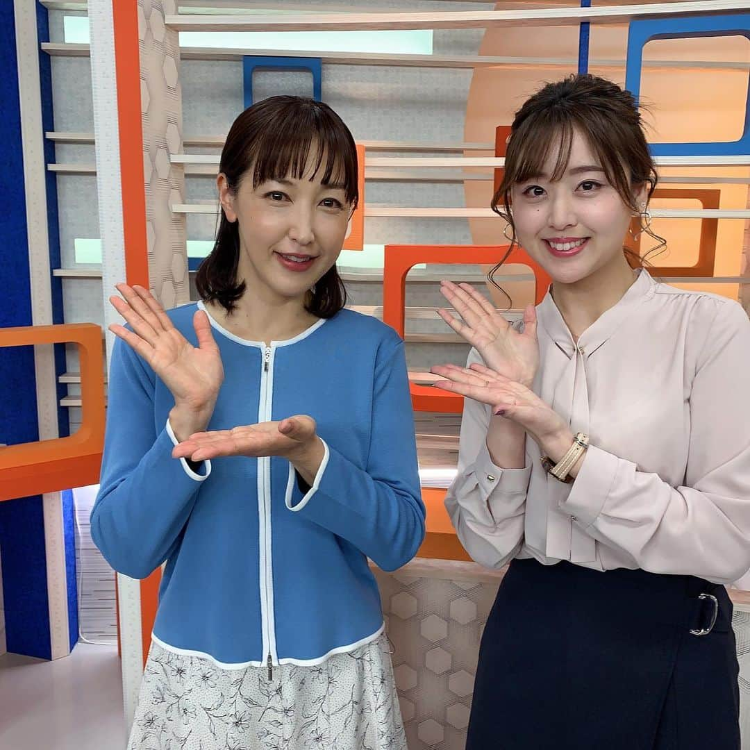 磯田彩実さんのインスタグラム写真 - (磯田彩実Instagram)「. . 今週から番組がリニューアルしました🎤. . 毎日詳し〜く気象情報をお伝えしてくれる、 気象予報士の【井坂綾さん】です👩🏻☀️☁️☂️. . . 毎日のウォーキング天気も注目してください🏃‍♂️✨👟. . . それから、放送時間もちょっぴり変わってます⏰. . 【17:00〜17:25】です🌇. . . ちなみに明日は、午後から下り坂のお天気🌀. . 外出する人は、傘を持ってね🌂. . . . #ゆうがたサテライト道新ニュース#リニューアル. #お天気#気象情報#気象予報士#井坂綾#いさかあやさん#磯田彩実#tvh#アナウンサー. . . .」4月3日 17時57分 - ayami_isoda.tvh7