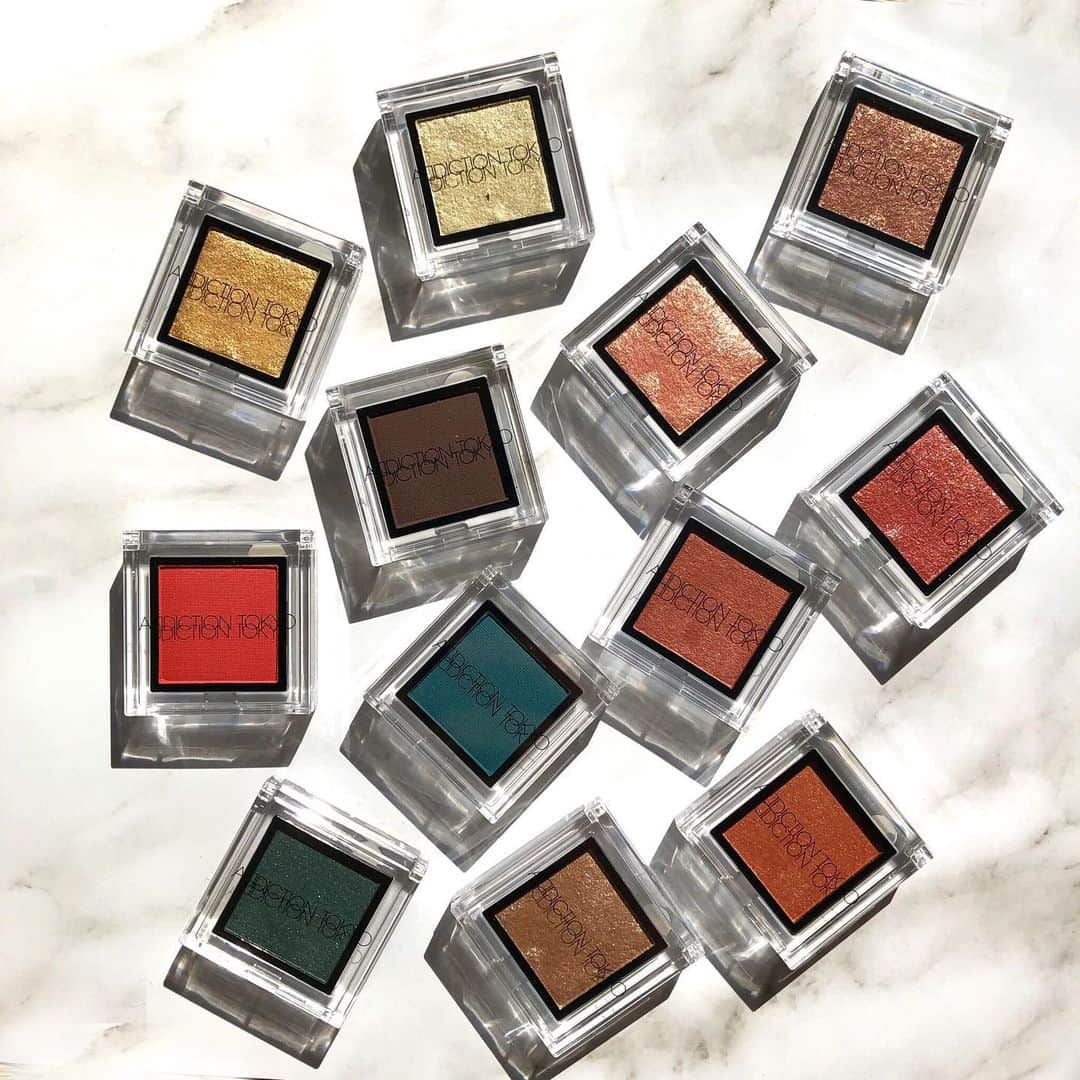 のインスタグラム：「・﻿ 2020年4月4日 数量限定発売﻿ 【ADDICTION】﻿ ﻿ SUMMER 2020 “KALLARA DAZZLE”﻿ THE EYESHADOW 限定18色﻿ ﻿ 〈Metallic〉﻿ 160,161,162,163,164,165﻿ ﻿ 〈Pearl&Matte〉﻿ 166,168,171(パール)167,169,170(マット)﻿ ﻿ 〈Cream〉﻿ 172,173,174,175,176,177﻿ ﻿ インドの寺院で発見された秘宝からインスパイアされたアディクションの2020サマーコレクション。﻿ 質感の異なる18色のアイシャドウで、華やかで魅力的な目元を演出します。﻿ ﻿ ﻿ ADDICTIONお取り扱い店舗はイセタンミラーHPをご覧下さい。﻿ @isetanmirror ﻿ ﻿ _______________________________________________________ ※イセタン ミラー全店、4月4日(土)5日(日)商業施設が臨時休館のため、4月6日(月)より発売いたします。﻿ _______________________________________________________ ﻿ ﻿ #isetanmirror #イセタンミラー﻿ #ADDICTION #アディクション ﻿ #KALLARADAZZLE ﻿ #アイシャドウ #アイシャドー #eyeshadow #メタリック #パール #マットアイシャドウ #クリームアイシャドウ #アイメイク﻿ #サマーコレクション #2020サマーコレクション #summercollection #インド #アースカラー #夏メイク #アディクションアイシャドウ #限定コスメ #美容 #化粧品 #コスメ #デパコス #メイクアップ #beauty #makeup #cosmetics #cosme」