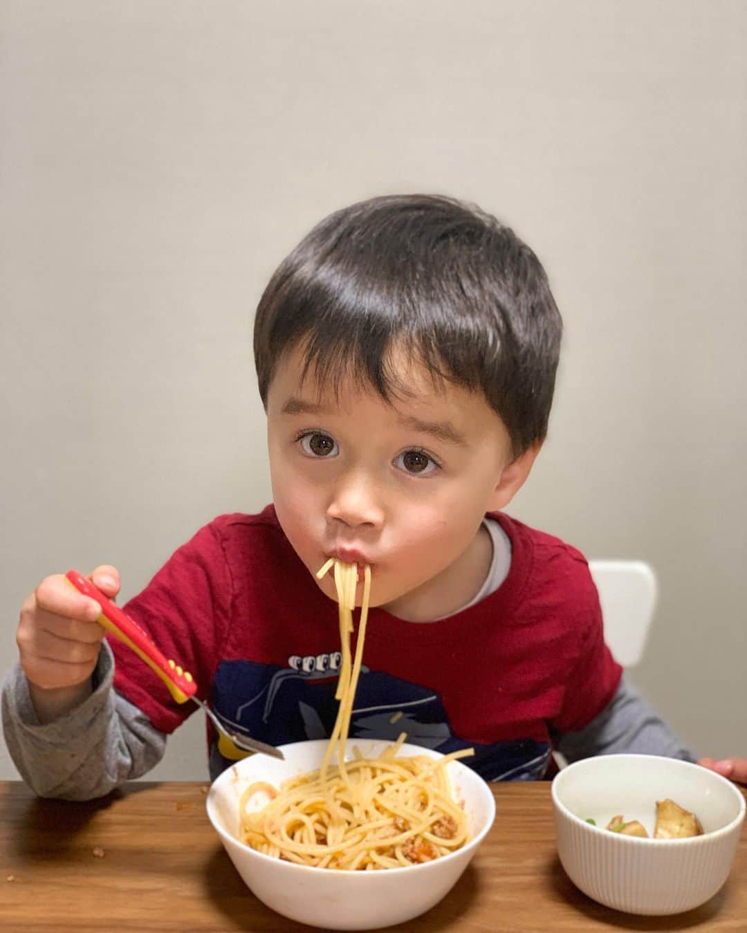 エリナ シルカさんのインスタグラム写真 - (エリナ シルカInstagram)「パスタ大好きな山田家🍝 山田ディーはラグビーの試合前に必ずミートソースパスタをリクエストをしてくれるし、双子に何食べたい？って聞くと必ずパスタ！！って答える。笑 パスタだけじゃ中々野菜不足になっちゃうなーなんて思ってたけど、トマトソースでも野菜を補える～🍅🍅 1日の野菜摂取目標量の目安は350gだけど、平均で60gも不足してるらしい　けど子育てで時間がない時にはかなーり助かるトマトソース。ありがたや～😆🙏 #野菜をとろうあと60g  #カゴメ　#野菜アンバサダー　#カゴメ濃厚仕立てのトマトソース　#PR」4月3日 18時09分 - laura_elina_ymd