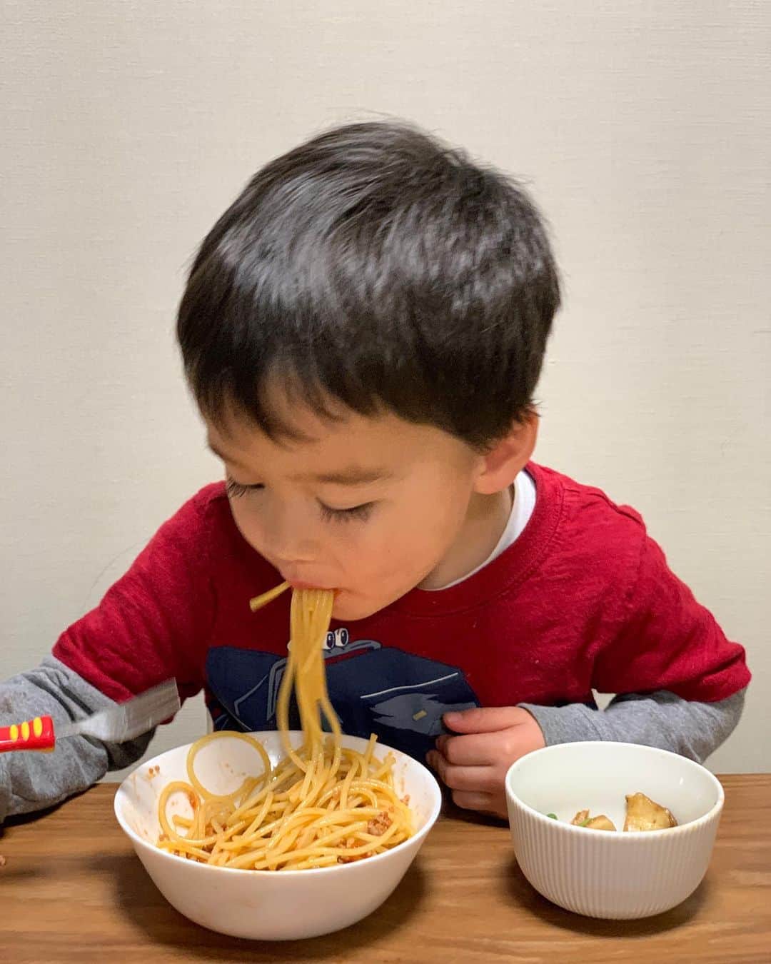 エリナ シルカさんのインスタグラム写真 - (エリナ シルカInstagram)「パスタ大好きな山田家🍝 山田ディーはラグビーの試合前に必ずミートソースパスタをリクエストをしてくれるし、双子に何食べたい？って聞くと必ずパスタ！！って答える。笑 パスタだけじゃ中々野菜不足になっちゃうなーなんて思ってたけど、トマトソースでも野菜を補える～🍅🍅 1日の野菜摂取目標量の目安は350gだけど、平均で60gも不足してるらしい　けど子育てで時間がない時にはかなーり助かるトマトソース。ありがたや～😆🙏 #野菜をとろうあと60g  #カゴメ　#野菜アンバサダー　#カゴメ濃厚仕立てのトマトソース　#PR」4月3日 18時09分 - laura_elina_ymd