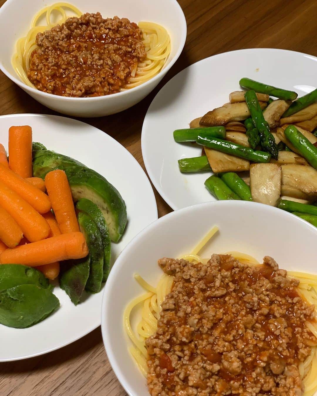 エリナ シルカのインスタグラム：「パスタ大好きな山田家🍝 山田ディーはラグビーの試合前に必ずミートソースパスタをリクエストをしてくれるし、双子に何食べたい？って聞くと必ずパスタ！！って答える。笑 パスタだけじゃ中々野菜不足になっちゃうなーなんて思ってたけど、トマトソースでも野菜を補える～🍅🍅 1日の野菜摂取目標量の目安は350gだけど、平均で60gも不足してるらしい　けど子育てで時間がない時にはかなーり助かるトマトソース。ありがたや～😆🙏 #野菜をとろうあと60g  #カゴメ　#野菜アンバサダー　#カゴメ濃厚仕立てのトマトソース　#PR」