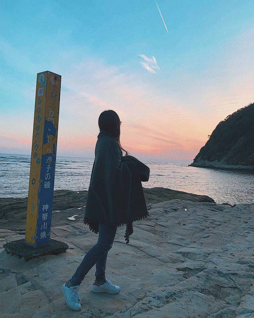 のインスタグラム：「ʷⁱˢʰ ᴵ ʷᵃⁿⁿᵃ ᵏᵉᵉᵖ ᵗʰⁱˢ ˢᵘⁿˢᵉᵗ ᵐᵒᵒᵈ ᵃˡʷᵃʸˢ ⁱⁿ ᵐʸ ʰᵉᵃʳᵗ.🤍 . 心にはあたたかい太陽を☀️ . . . #NotToday . #Tokyo#Japan#Violinist#Artist#Traveler#music#love#happy#musicianslife#violin#life#girl#sunlight#sunset#sunsetmood#beautiful#ocean#相知明日香#旅するヴァイオリニスト#旅#旅行#東京#日本#ヴァイオリン#ヴァイオリニスト#空#海#パワー#海#綺麗」