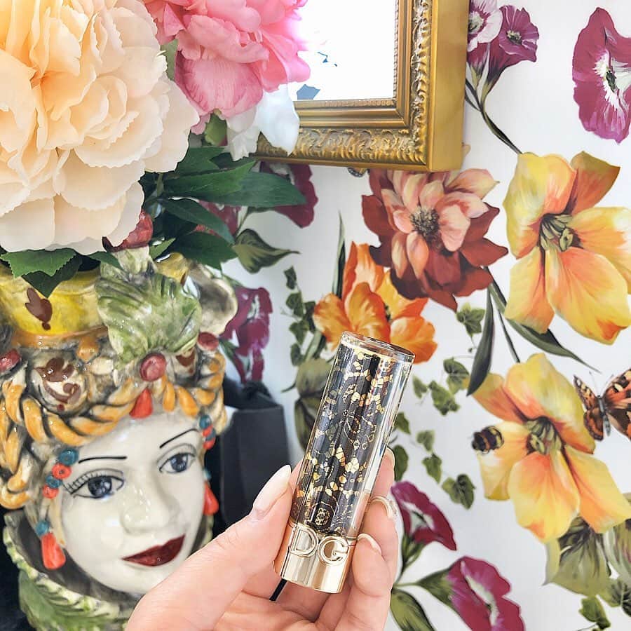 藤川沙弥のインスタグラム：「𓇠𓇢𓇡 𓆸𓆸﻿ ﻿ 先日、春コスメを﻿ DOLCE&GABBANA beautyで👑﻿ 📍高島屋 大阪店﻿ お店の世界観も、まさに﻿ ドルガバワールド🎠🎪﻿ ﻿ 気になってた、﻿ ザ・オンリーワンルミナスカラーリップスティックは﻿ 32色もあるの！！😍💄﻿ カラーが豊富だから悩むのがまた楽しい♥︎♥︎﻿ しかもリップケースは4種類の中から選べて﻿ 好きな色＆気に入ったケースで﻿ 自分だけの特別感があって嬉しいし﻿ プレゼントにもオススメ🎁🥰﻿ ﻿ 私は春っぽいピンクカラーの250番と﻿ レースのケースに🧏🏻‍♀️🌷﻿ ﻿ 他にもパケから可愛いすぎる﻿ アイテムが沢山ありました‼︎🥺💐﻿ ﻿ こんな時だけど春コスメを使って﻿ 少しでも気分を上げたいな😌🌸﻿ ﻿ ﻿ ﻿ ﻿ #ドルガバコスメ#デパコス﻿ #コスメ好きさんと繋がりたい﻿ #大阪高島屋#PR﻿」