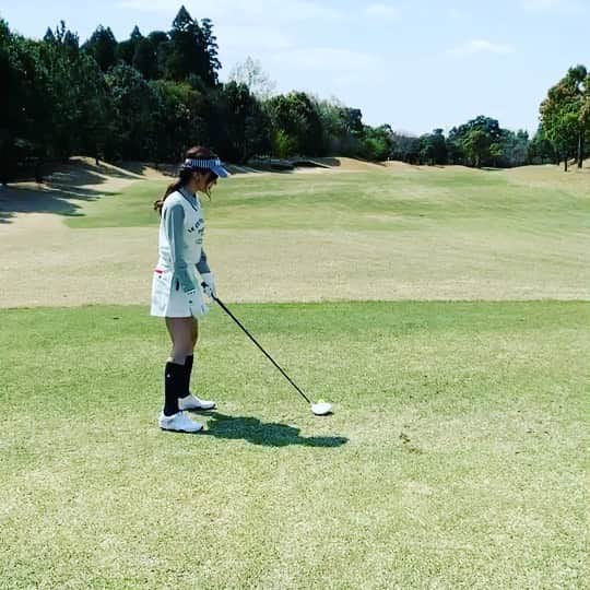のインスタグラム：「本日、初のコースデビュー🥳 、 ビギナーと言うことで 少し…いや、大分甘くプレイしていますが スコアは122でした！！ 自分でもびっくり！！！笑笑 もう一度言いますが、甘くプレイしています！ ボールは6個なくなりました！笑笑 あまりに傾斜が強いところや バンカーは少し移動させて打ってます！ それでも、思い通りに飛ばないボールに苦戦しまくりで 18ホール回って納得したのは3打くらいでした😭 、 ドライバーに苦手意識がついてしまった😭 、 来週からはバンカーも練習していけたらなと思います！ いやー、ゴルフって気持ちいい！！ また行きたいなぁ🥳 #ゴルフ女子 #コースデビュー #golf  #NAS永山 #ゴルフスクール」