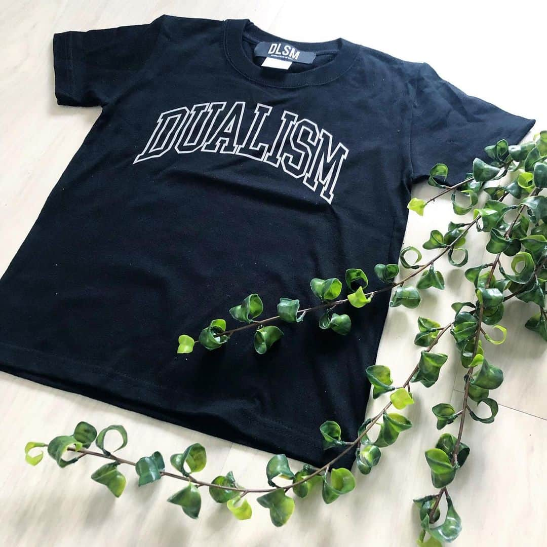 いなざうるす屋さんのインスタグラム写真 - (いなざうるす屋Instagram)「120cmのTシャツ届いた！！ 愛するRIEHATAさんが好きなブランドDLSM。 ずっと待ち望んでたキッズサイズが出た！ 早くめいに着せたいー！！ . RIEHATAさんの息子くん達も同じの着ないかなぁ❤️ と密かに期待をしてるヨコシマな母。 . #dlsm #riehata #ベンジャミンバロック  #フェイクグリーン #インテリアグリーン #fakegreen #interiorgreen #zakka #造花 #アーティフィシャルフラワー #artificialflower #artificial」4月3日 18時15分 - inazaurusu_ya