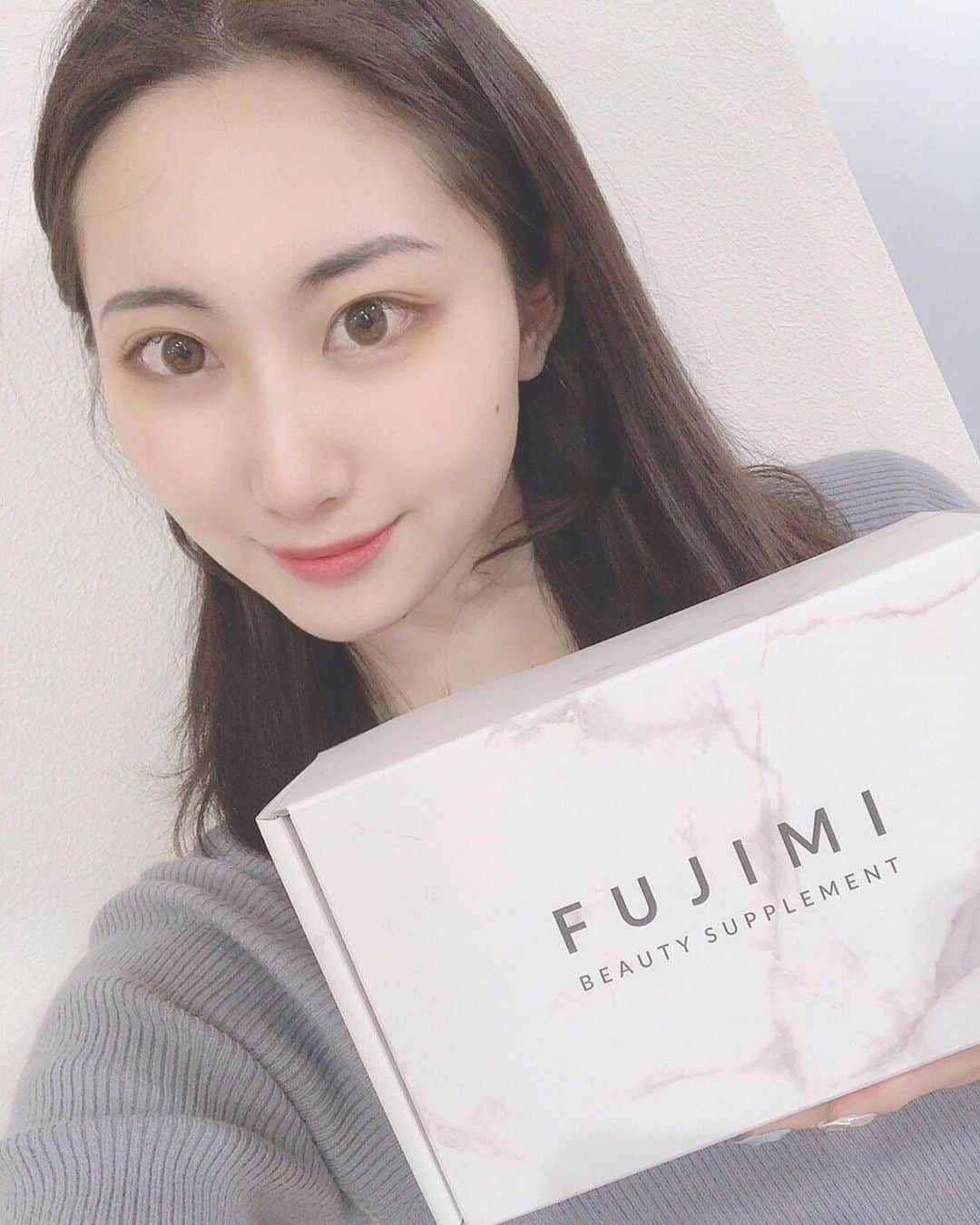aya onoのインスタグラム：「昨日ストーリーに載せた#fujimi のサプリについて、たくさんのDMいただきました！ あと最近私が痩せてきたからか、肌の調子がいいからか、食事やサプリメントの質問が本当に多いのでこの機会に紹介しますね☺️ @fujimi_official のサプリです このサプリのいいところは、自分に何が足りていないか分からなくても、今の身体、お肌の状態から、必要なサプリメントをAIが判断し割り出してくれるんです。 あとは自分用の5種類のサプリメントを2枚目の写真のように1パックにして送られて来るだけ！  肌診断をやり直すと、サプリメントを組み替えることができるんですが、私が飲み始めたのは3ヶ月前で、肌の乾燥が気にならなくなったので私のサプリの内容も前と変わっています。肌の潤いをサポートする『プラセンタ』が私の飲むべきサプリから消えました笑 嬉しいことですよね、ちゃんと飲んでたら肌も身体も変わっていくんです。  そこで、皆さんが心配なのは飲み続けるのが難しい…ということですよね 「飲み忘れちゃう、続かない」 わかります😣 特にいろんなサプリメントを飲もうと思うと1つ1つ袋から出してというのがめんどくさいんですよね。 でもFUJIMIは5種類が一つの袋に入ってるので、それを飲むだけでかなり楽チンです。 それでも朝忙しくて飲み忘れることあるので、飲み忘れた時用に1袋ポーチにストックして、出先で飲むこともよくあります！ 1回分が小分けにされているので、持ち運びが便利ということもあり私は気に入ってます✨ 私のように飲み忘れちゃいそうな人にも本当におすすめです  #fujimiサプリ#サプリメント#美肌#美肌ケア#美容家#フジミ#肌診断#カスタマイズサプリ#美意識#インナービューティ#サプリ#美容#トラブル解消#肌トラブル解消#肌トラブル解消#肌質改善#肌ケア#肌断食#美容サプリ#美容家おすすめサプリ#pr#ボディメイク」