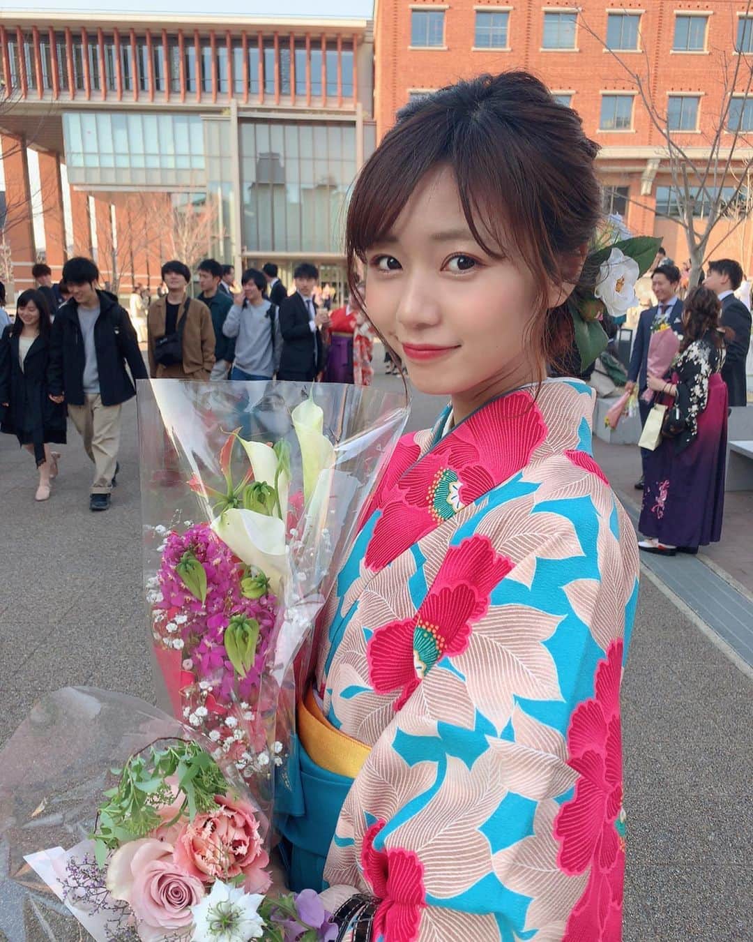杉浦みずきのインスタグラム：「髪型💐 髪飾りのお花は母の手作り 高校の卒業式の袴のときも、ミスキャンのウエディングドレスのときも、成人式の振袖のときも、いっつも作ってくれてありがとう☺️ ・ 明日明後日、みんなおうちにいましょーね 私も、土曜も日曜も友達との約束とか楽しみな予定があったけど、全部なしにしておうちにいます。 会いたいって思うひとたちを守るためにも、家族を守るためにも考えて行動しないとですね😖 いっしょにがんばりましょ😖 これを機に家ですることを計画中✏️」