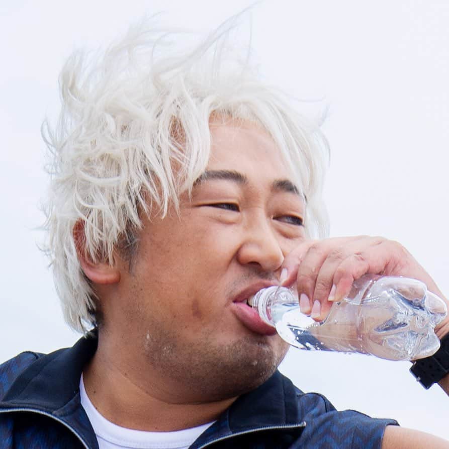 のインスタグラム：「・ ・ 4月3日は、みずの日。 ・ マリン・ソムリエの諸岡ミノル。 ・ 諸岡にとって海とは、 ドリンクバーだと語っているのは有名な話。 ・ テイスティングする場所を決めたら、その海域にヨットを出し味をチェックするという。 では、そのヨットの名前は何でしょう?! ・ 答えは明日の投稿の最後で! ※昨日のクイズの答え→「シュガーたっぷりのコーヒー」 ・ #クリエイターズファイル #諸岡ミノル #マリン #ソムリエ #海 #ダイレクト #テイスティング #水 #海水 #ヨット #クリエイター #クイズ #記念日 #ダイアリー #写真日記 #日記 #サプライズ #ザテレビジョン」