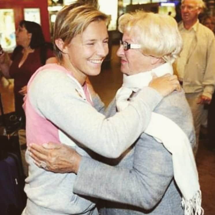キルステン・フリプケンスのインスタグラム：「6 years ago already that I had to say goodbye to my dearest moeke.. You are the brightest star in heaven and I still miss you everyday 💫 🙏 💌」