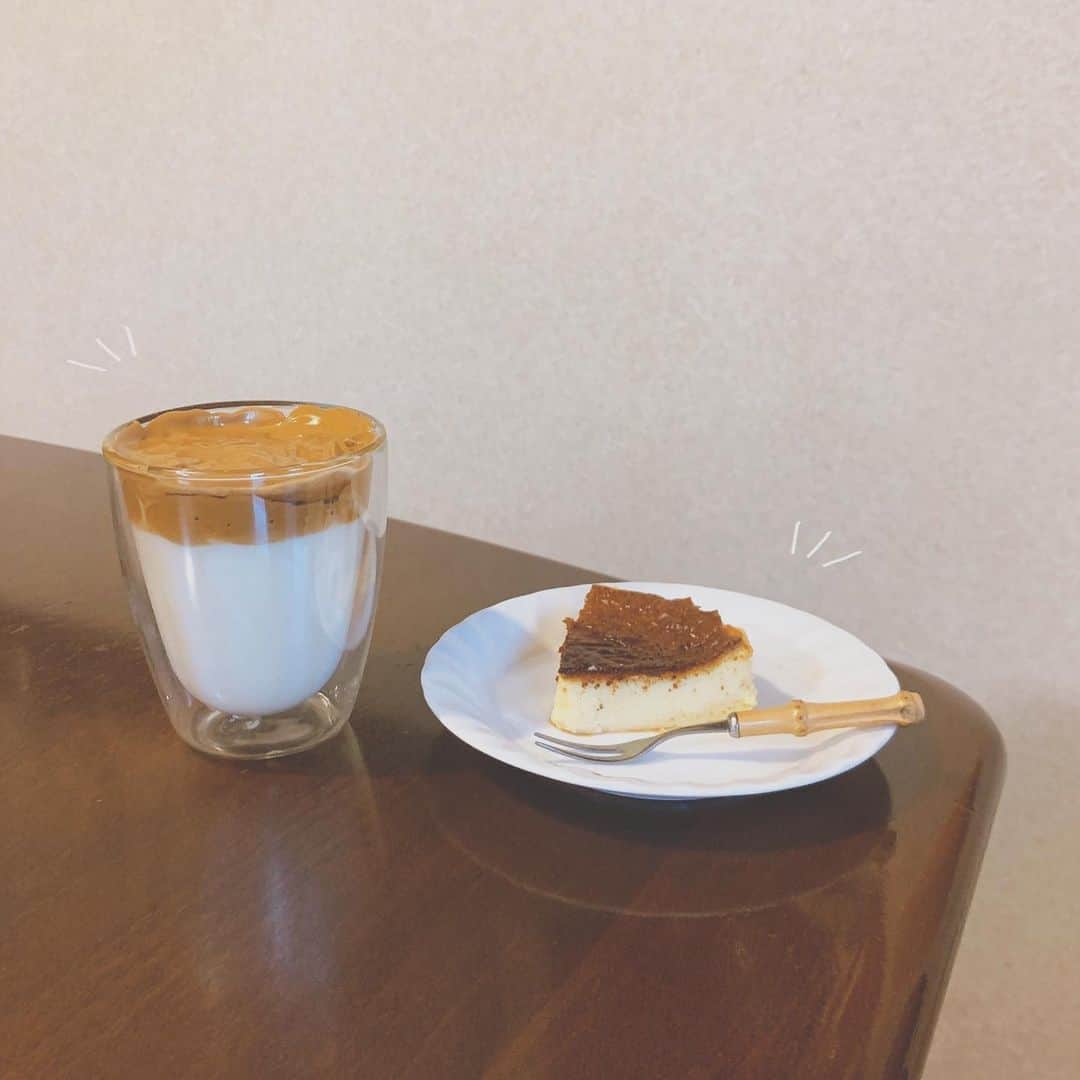 夏川愛実のインスタグラム：「﻿ ﻿ ﻿ おうちカフェ💓﻿ 流行りの #ダルゴナコーヒー やってみた、、﻿☺︎ ﻿ ほうじ茶も挑戦したけど﻿ 失敗したむずかしい（ ; ; ）﻿ ﻿ ﻿ #チーズケーキ#タルゴナコーヒー﻿ #おうちカフェ#おうちごはん﻿ ﻿ ﻿」