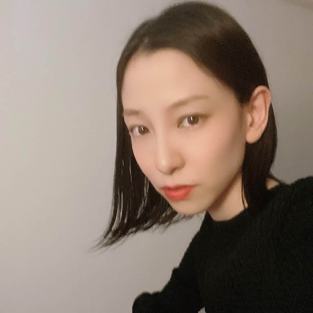 YUKKOのインスタグラム：「12月に切って以来のばしっぱなし👼 黒髪センターパート楽すぎる✨  #hairstyle #黒髪#髪型」