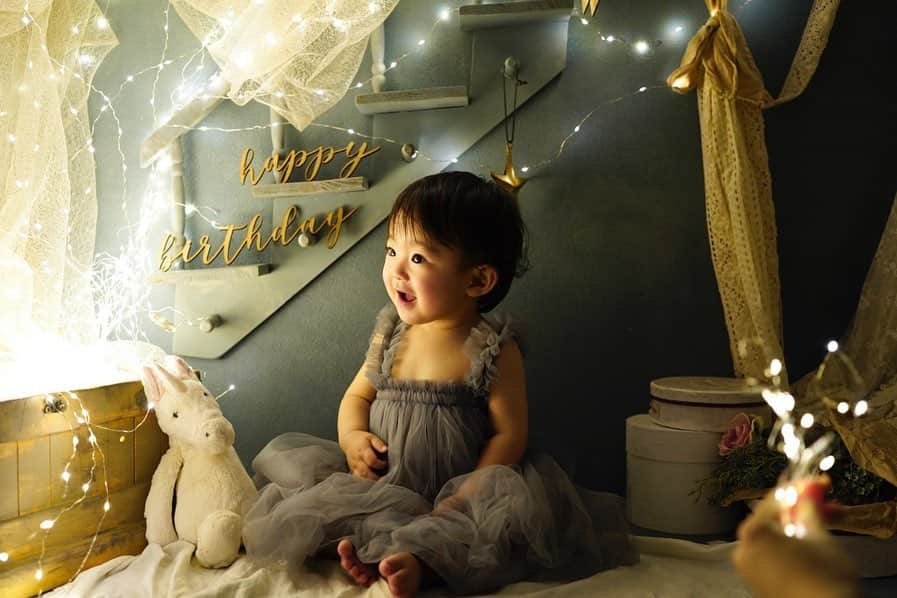 加藤千暁さんのインスタグラム写真 - (加藤千暁Instagram)「さくらちゃん1歳の誕生日🎂 はじめての写真館へ行ってきた♡ ほんとにほんとに可愛くて(親バカ)最高でした✨ 撮ってよかった！！ #1歳誕生日#おめでとう#バースデーフォト#初めての写真館へ#どきどきだったけど#可愛すぎる#親バカ#これからもすくすく育ってね#ハッピーバースデー#3月生まれ #happybirthday#ilovemydaughter  @photomaison.toctoc」4月3日 18時46分 - chiaki525