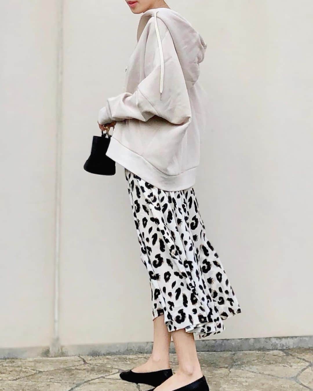 石田 祥子さんのインスタグラム写真 - (石田 祥子Instagram)「週1のスーパー だからこそ好きな服を着ています . 春のレオパードもいいね🐆 . . フーディ #meri #ミーリー スカート @fifth_store #fifth →40%OFF バレエシューズ #zara バッグ #simonmiller コインネックレス #shashi . .  fifthが7周年を記念としてJosie's RUNWAYとコラボするんだって!! . 個人的にTシャツが楽しみ♡ . ━━━━━━━━━━━━━━━━━━ #fifthtl #フィフス #ウエストゴムレオパードフレアスカート #カジュアル #トレンド #ロングスカート #スカートコーデ #高身長コーデ #春コーデ #40代コーデ」4月3日 18時49分 - shoko_ishida