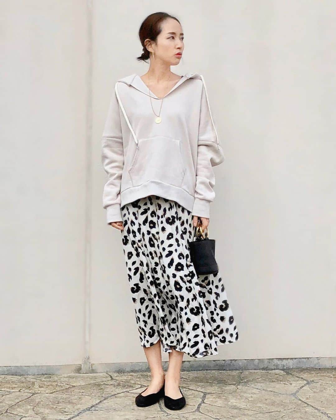 石田 祥子さんのインスタグラム写真 - (石田 祥子Instagram)「週1のスーパー だからこそ好きな服を着ています . 春のレオパードもいいね🐆 . . フーディ #meri #ミーリー スカート @fifth_store #fifth →40%OFF バレエシューズ #zara バッグ #simonmiller コインネックレス #shashi . .  fifthが7周年を記念としてJosie's RUNWAYとコラボするんだって!! . 個人的にTシャツが楽しみ♡ . ━━━━━━━━━━━━━━━━━━ #fifthtl #フィフス #ウエストゴムレオパードフレアスカート #カジュアル #トレンド #ロングスカート #スカートコーデ #高身長コーデ #春コーデ #40代コーデ」4月3日 18時49分 - shoko_ishida