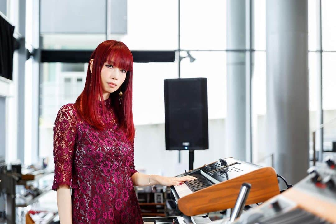 ながしまみのりのインスタグラム：「📍KORG Artist Interview ﻿ ﻿ I took interview by KORG.﻿ KORG Artist Interview 公開されました！﻿ ▼﻿ https://www.korg.com/jp/features/artists/2020/0402/﻿ ﻿ 音楽をはじめたときの話から制作や演奏のことについてまで、色々とお話しました。﻿ 音楽の活動にフォーカスしたインタビューは初！なのでぜひ読んでほしいです🎹﻿ ・﻿ このインタビューを読んでいただくとわかるように、﻿ わたしのやっていることは今、とことん中止になってしまうものばかりです。﻿ 今もつくることをやめていないけど、つくって発表して世の中に受け取ってもらうまでがやっぱり作品だし、そこがうまくいかなくてとてももどかしい。﻿ でもいつかまた再開できた日には、大爆発できるように🔥﻿ ・﻿ #KORG﻿ #keyboard﻿ #synthesizer﻿ #MinoriNagashima﻿ #コルグ﻿ #キーボード﻿ #シンセサイザー﻿ #ながしまみのり」