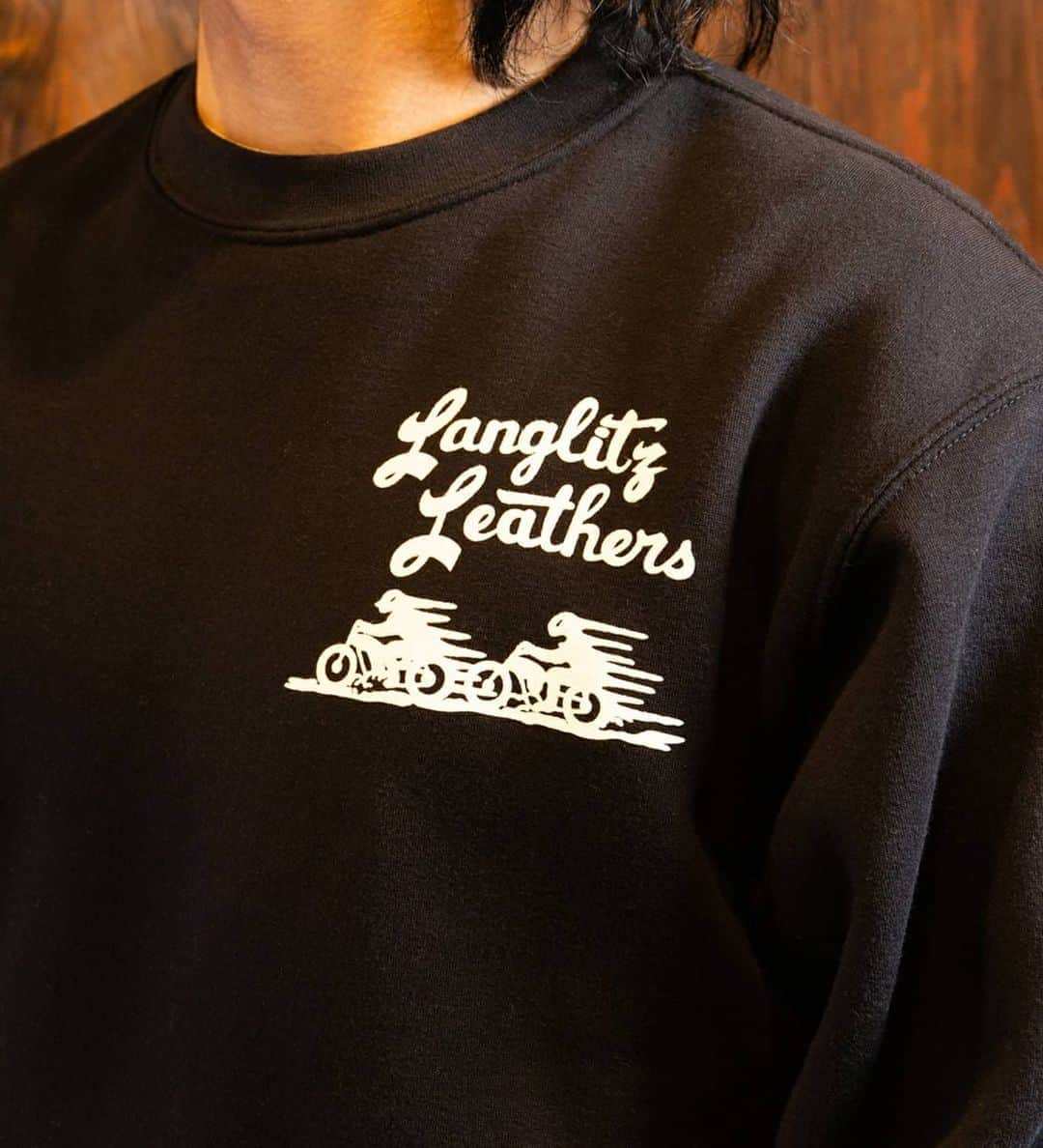 ウェスコさんのインスタグラム写真 - (ウェスコInstagram)「【Langlitz Leathers Crew Neck Sweat Shirt】 Langlitz Leathersのクルーネックスウェットをオンラインショップに追加しました。分厚過ぎないミドルウェイトボディに裏フリース付きで大変着心地が良く、保温性に優れた一着です。MADE IN USA」4月3日 18時56分 - wesco_japan