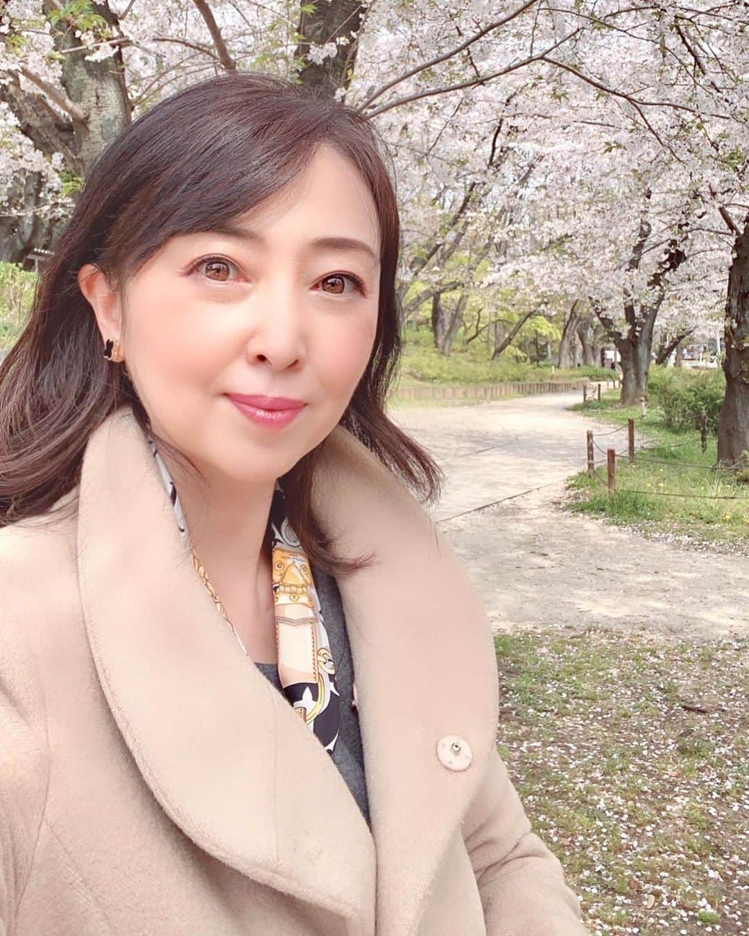 牛窪万里子さんのインスタグラム写真 - (牛窪万里子Instagram)「今日はラジオ収録後、スタジオにも近い東京タワー近くの桜を見に行きました。  昨日は強風だったのにも関わらず、まだ綺麗に咲いてました。そろそろ終わりかな。  来年は思い切りお花見が楽しめますように…。 #東京タワー #お花見 #さくら #桜 #sakura #来年も  #コロナに負けるな」4月3日 18時57分 - mariko_ushikubo