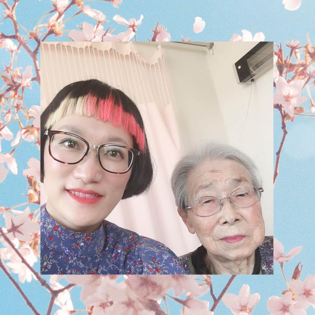 松浦志穂のインスタグラム：「地元山形県に住む高齢のおばあちゃん、両親のこともとても心配だけどもしかしたら自分が、、、と思ったらとてもじゃないけど帰れない😔😔しんどいけど皆んな耐えてるんだと思って耐える。写真は去年の。おばあちゃんとアプリでお花見気分🌸 ・  #東京で一人暮らしの私は #自分の身は自分で守るしかない  #リモート飲み　という楽しさも知ったから #ストレス発散方法見つけて耐える」