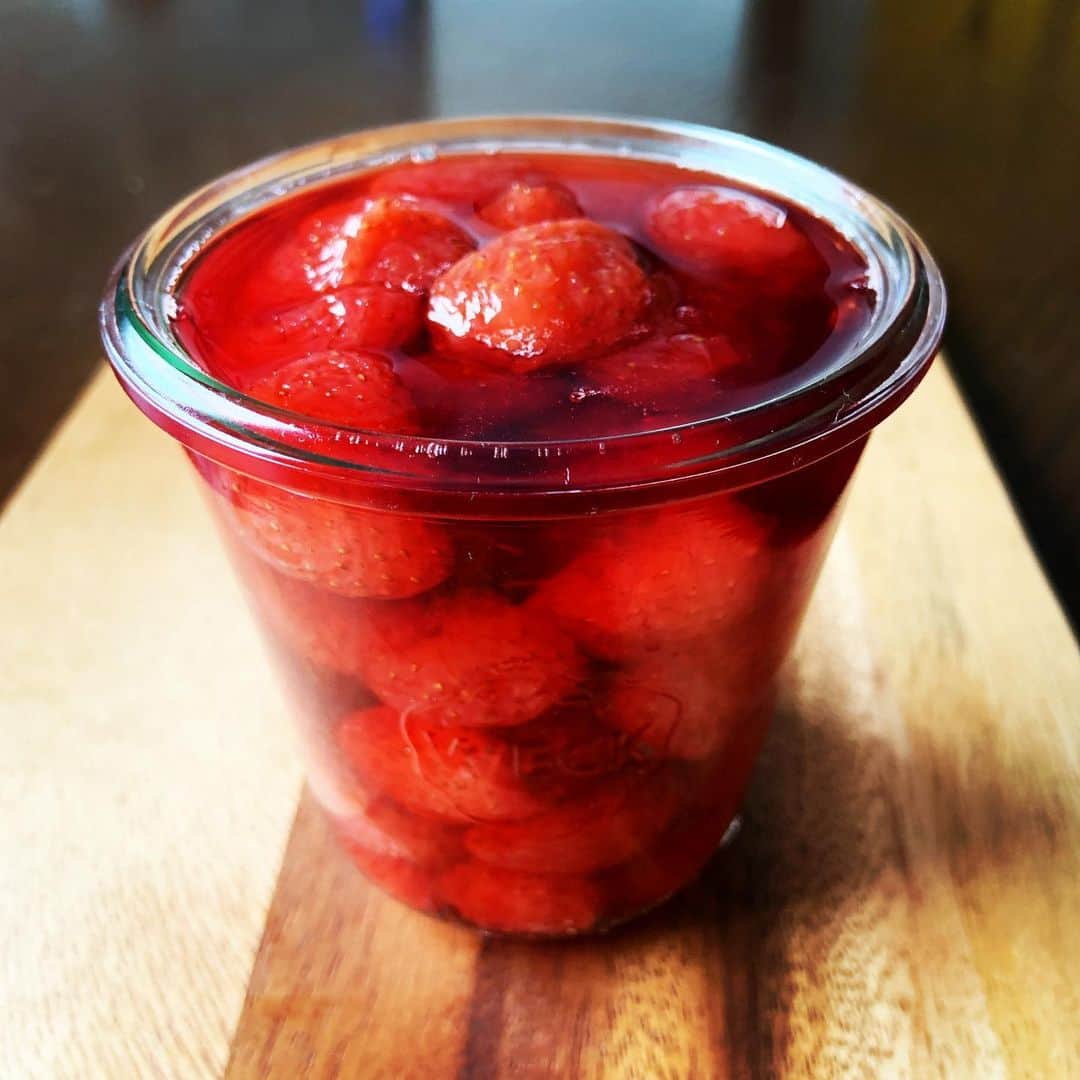 志摩有子さんのインスタグラム写真 - (志摩有子Instagram)「1パック350円也の小粒の苺を見つけたので、砂糖少なめの軽いジャムに。トーストはもちろん、アイスクリームやヨーグルトにかけると最高。 #小粒いちご #イチゴジャム #イチゴのプリザーブ #コンフィチュール #おうち時間 レシピは #arikoのパン」4月3日 19時14分 - ariko418