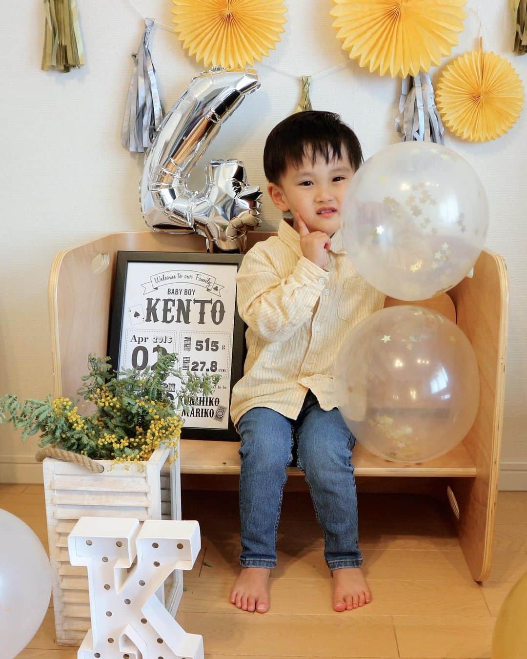 宮崎真梨子さんのインスタグラム写真 - (宮崎真梨子Instagram)「‥ 昨日、4/2で愛する息子が4歳になりました♡ ∵ 人生最大の絶望感を味わった出産から4年。大きな病気など無く、すくすく成長してくれてホント感謝しかありません。始まったばかりの注射も毎日頑張ってるし、もう本当に良い子だなぁと思う4歳のお誕生日でした。 ∵ こんな時なんで、どこにも連れて行ってあげられないけど、お誕生日プレゼントをとても喜んでくれて、朝起きて速攻で遊んでおりましたw  パジャマのままで、しかもオムツが見えてるwまだしばらくどこにも行けなそうだから、お家で楽しめるものにして良かった！ ∵ 4歳のお誕生日おめでとう♡パパとママのところに来てくれてありがとう♡ ∵ ∵ #4歳 #お誕生日 #お誕生日おめでとう #happybirthday #hbd🎂 #バースデーフォト #息子 #超未熟児 #極低出生体重児 #nicu卒業生 #nicubaby #未熟児網膜症 #低身長治療中 #お誕生日プレゼント #お誕生日会 #ミヤマリ #vocest #vocemagazine #美容ブロガー #超未熟児ママ #ママ #男の子ママ #22週生まれ #mamagirl #ママリ #mamanokoカメラ部」4月3日 19時17分 - miyamari92