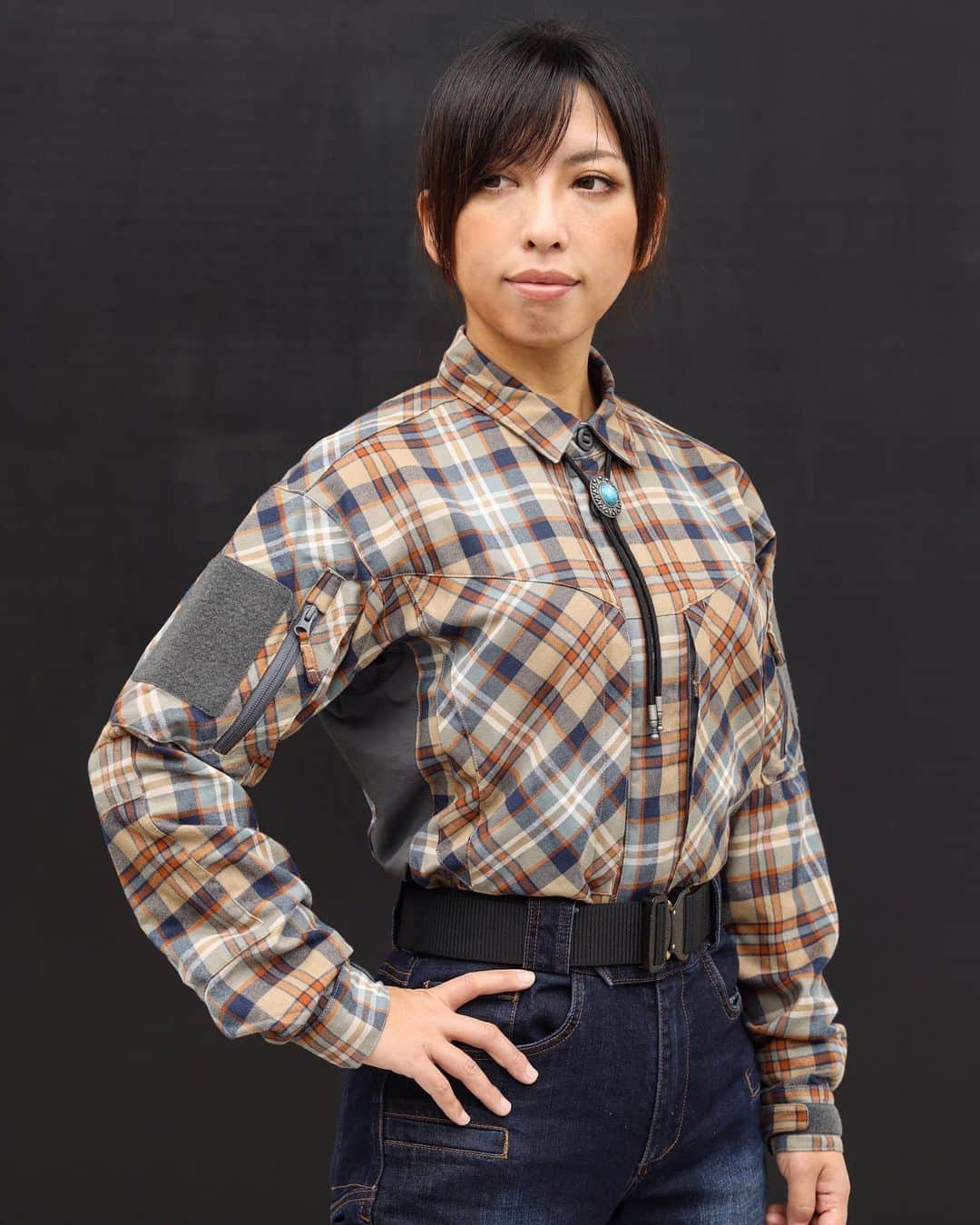 みりどる乙夜さんのインスタグラム写真 - (みりどる乙夜Instagram)「SATマガジン2020年1月号 NAKATA x ITSUYAに掲載。  Photo by Masaki Otsuka  HELIKON-TEX 1〜3枚目 MBDU Flannel Shirt 名前の通りBDUのようなデザインでありながら、さらりと軽く着られるタクティカルシャツです。 生地の切り返しが、細身に見せてくれるのが嬉しい✨パラシュートボタンも可愛くて丈夫ですよ。  4〜6枚目 Pilgrim Shirt これからの季節に活躍しそうな、少し厚手で滑らかな肌触りの生地です。グレイッシュなカラーリングは、デニムや他のパンツとも相性抜群！  #helikontex #tactical #tacticalwear #tacticalshirt #shirt #shirtstyle #tacticalstyle #combat #combatshirt #plaidshirt #checkeredshirt #shooting #plaidpattern #checkeredpattern #gunshooting #denim #denimstyle #japanesegirl #model #magazine #fasion #toyota #hilux #雑誌モデル #ヘリコンテックス #中田商店 #ミリドル #ハイラックス #チェックシャツ #ファッション」4月3日 10時46分 - itsuya_miridoru