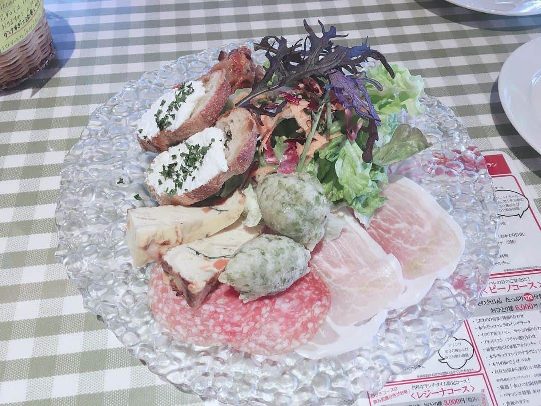 末房莉奈のインスタグラム：「3.4  また行きたいなアレグロ🍕  関西で一番大好きなイタリアンでした。  #アレグロつかしん #アレグロドルチェ #イタリアン　#ナポリピッツァ職人世界選手権第6位」