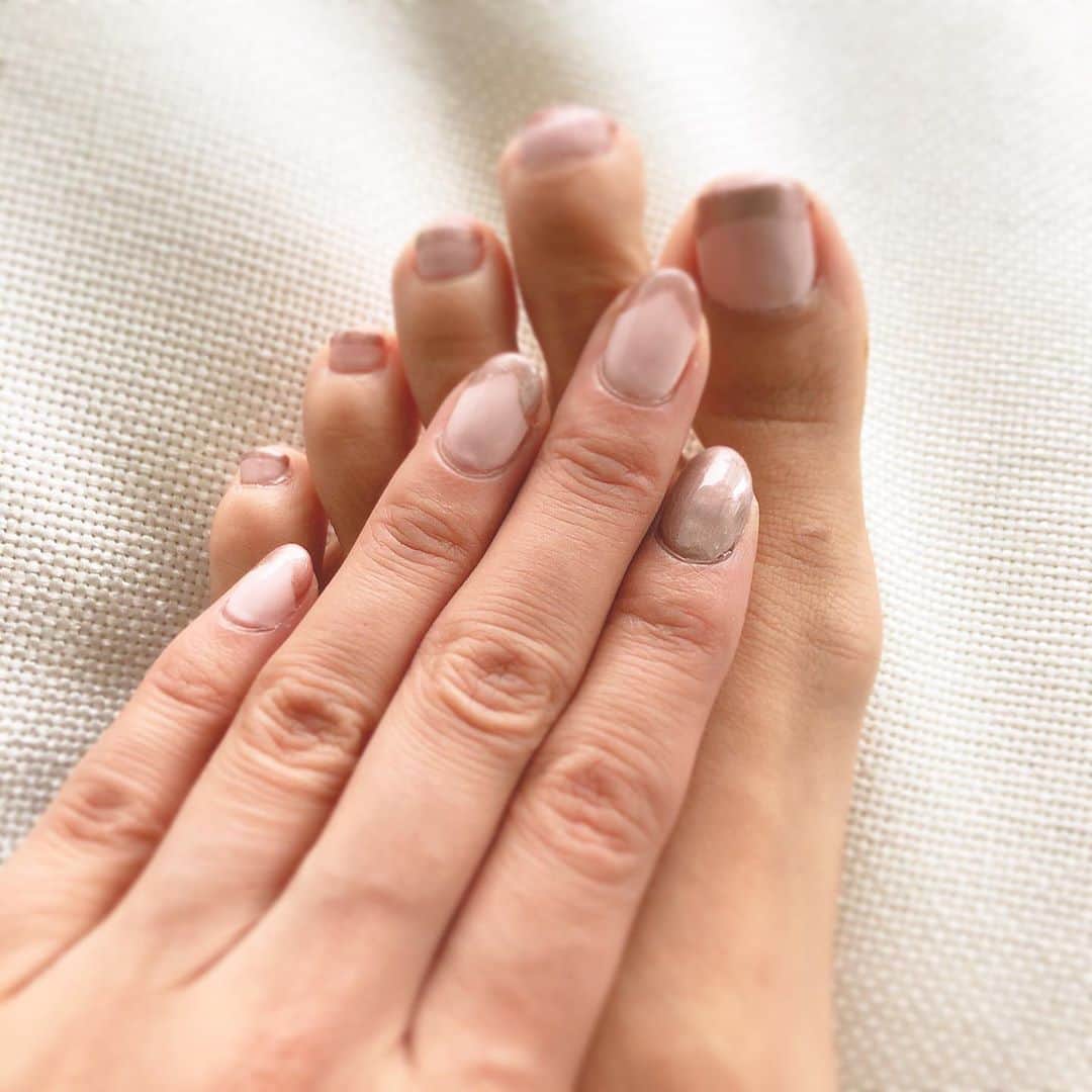 のインスタグラム：「自分ネイルが上達してる💅 * * #ネイル #ジェルネイル #家で自粛 #singapore #カラオケマイク」