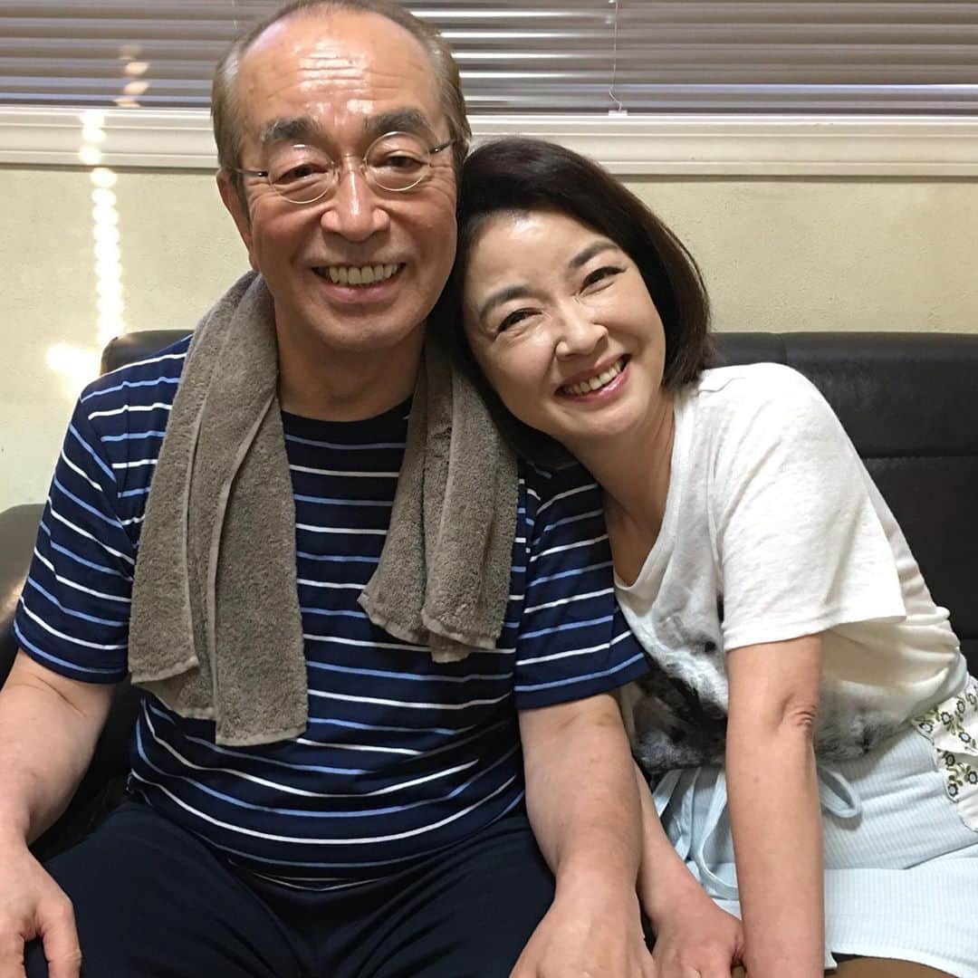 岸本加世子のインスタグラム：「志村けんさんを追悼してＮＨＫで放送された番組２本が再放送されます。どちらも夫婦役をさせて頂きました。 デビュー当時から全員集合でコントをさせて頂き、本当にお世話になりました。悲しすぎて淋しすぎて言葉になりません。感謝しかありません。本当にありがとうございました。  となりのシムラ 4日ＮＨＫ総合17時15分〜  スペシャルコント志村けんin探偵佐平60歳。 ５日ＢＳプレミアム 14時30分〜。 志村さん。一生忘れません。ありがとうございました。#志村けん」