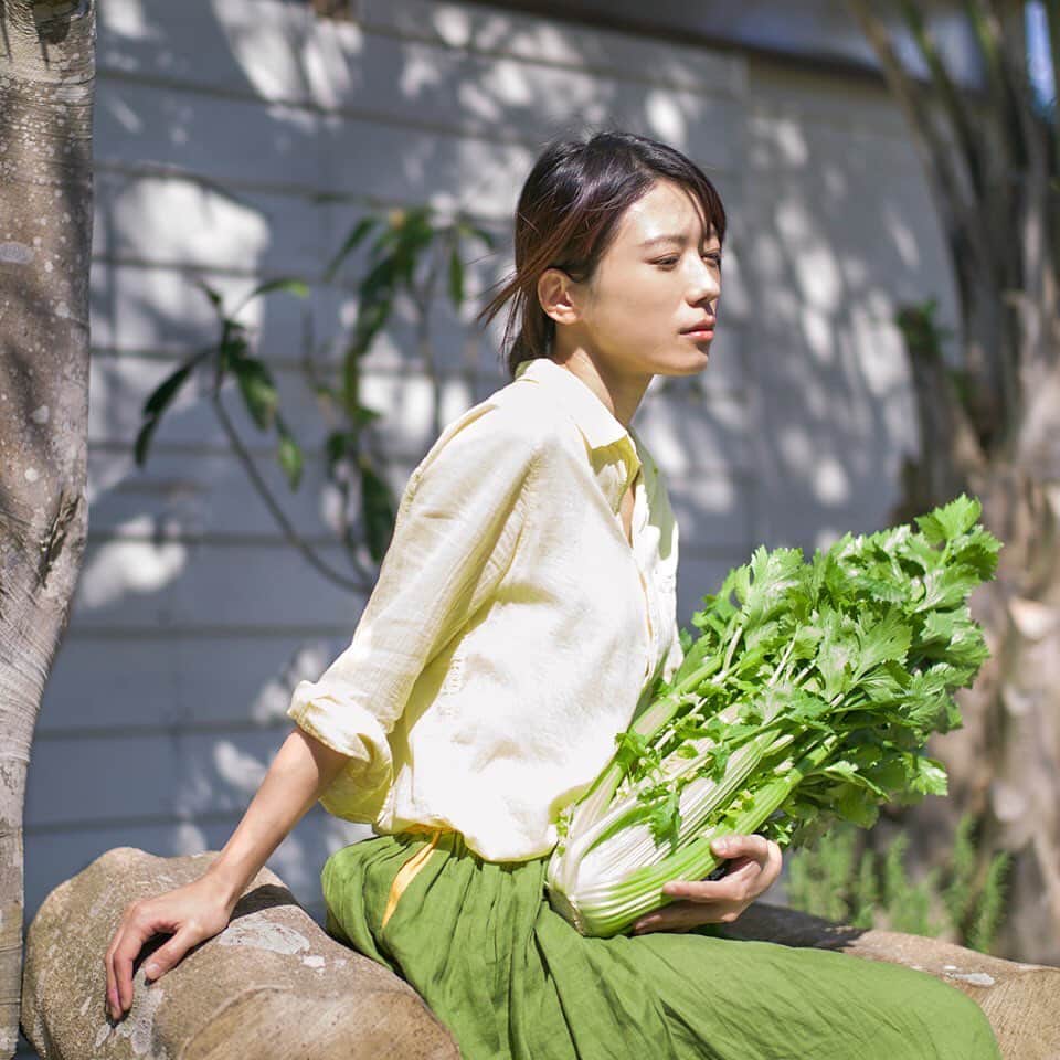のインスタグラム：「自宅や庭で撮影をしていると 自然光の美しさを hatoが連れてきてるように思う  蛍をそうっと手のひらに包んで 暗い部屋に連れてきた時みたいに  少しだけ光を見て すぐに外の世界へ帰したね  よく晴れた今日 手のひらに光を感じると 心地よくなる  あなたの心に太陽の温もりと 穏やかさが伝わりますように ﻿#セロリ #セロリー #celery #セロリとわたし #〇〇とわたし  #me #vegitable #delistagram #delistagrammer #food  #art #野菜 #旬  #ときめき #sparkjoy #DIY #photooftheday #自然光 #photoshooting #husbandphotographer  #嫁グラフィー #嫁グラフィーの嫁 #甲斐麻美 @kaico.to @rough_work_store」