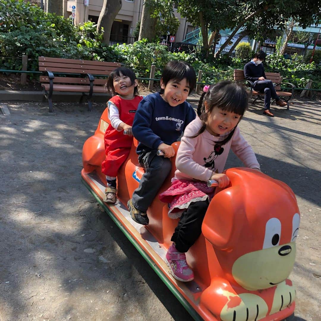 浅川稚広さんのインスタグラム写真 - (浅川稚広Instagram)「#新宿中央公園 #開放的で気持ち良い💕  #東京都庁 #従姉弟と一緒に #公園遊びが日課  #息子7歳 #娘もうすぐ3歳 #手作りガーゼマスク😷  昨日は久しぶりの良い天気☀️ 午前中早起きして、今日の課題を頑張ってくれた息子君の為に、お弁当せっせと作って、実家に住む義妹と姪っ子甥っ子と一緒に、ピクニック遊び＆公園遊びへ出掛けました🎶 甥っ子くんももう1歳7ヶ月、足取りもしっかりして、『パパ』も言えるようになったそう💓 姪っ子ちゃんLOVEの娘はずーっとべったり離れずww 花壇のチューリップ🌷🌷🌷🌷🌷が色鮮やかでとっても華やかでした✨ 実家の屋上でも三輪車で遊び、久しぶりに思いっきり身体を動かして楽しんでくれた1日になりました🌸  今日のニュースでは、またコロナ感染者が拡大していて、杉並区と新宿区もかなりの数の感染者が出ているようですが、繁華街が多いようですね。 ただ、６歳の子供や０歳の赤ちゃんも感染していて、経路も不明との事で、なるべくマスクは着用していて欲しい……😷」4月3日 11時29分 - chiffy1110