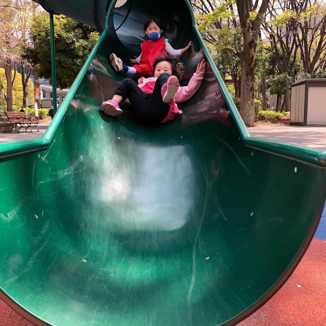 浅川稚広さんのインスタグラム写真 - (浅川稚広Instagram)「#新宿中央公園 #開放的で気持ち良い💕  #東京都庁 #従姉弟と一緒に #公園遊びが日課  #息子7歳 #娘もうすぐ3歳 #手作りガーゼマスク😷  昨日は久しぶりの良い天気☀️ 午前中早起きして、今日の課題を頑張ってくれた息子君の為に、お弁当せっせと作って、実家に住む義妹と姪っ子甥っ子と一緒に、ピクニック遊び＆公園遊びへ出掛けました🎶 甥っ子くんももう1歳7ヶ月、足取りもしっかりして、『パパ』も言えるようになったそう💓 姪っ子ちゃんLOVEの娘はずーっとべったり離れずww 花壇のチューリップ🌷🌷🌷🌷🌷が色鮮やかでとっても華やかでした✨ 実家の屋上でも三輪車で遊び、久しぶりに思いっきり身体を動かして楽しんでくれた1日になりました🌸  今日のニュースでは、またコロナ感染者が拡大していて、杉並区と新宿区もかなりの数の感染者が出ているようですが、繁華街が多いようですね。 ただ、６歳の子供や０歳の赤ちゃんも感染していて、経路も不明との事で、なるべくマスクは着用していて欲しい……😷」4月3日 11時29分 - chiffy1110