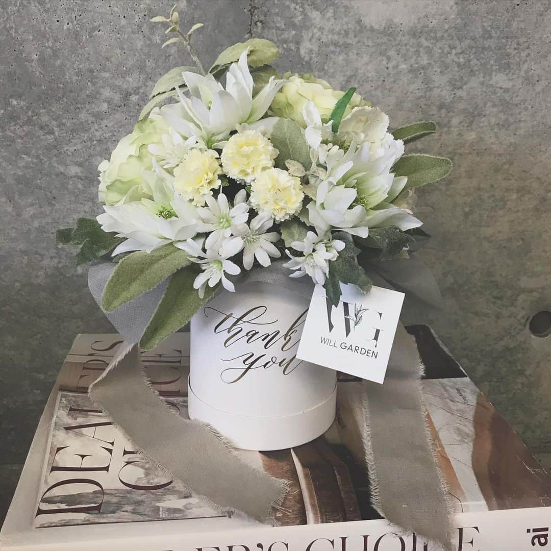 畑野ひろ子のインスタグラム：「@willgarden_official  gift arrangement🌹🌹🌹 O様、ご依頼ありがとうございます。  #flower #flowers #arrangement #boxarrangement #willgarden」