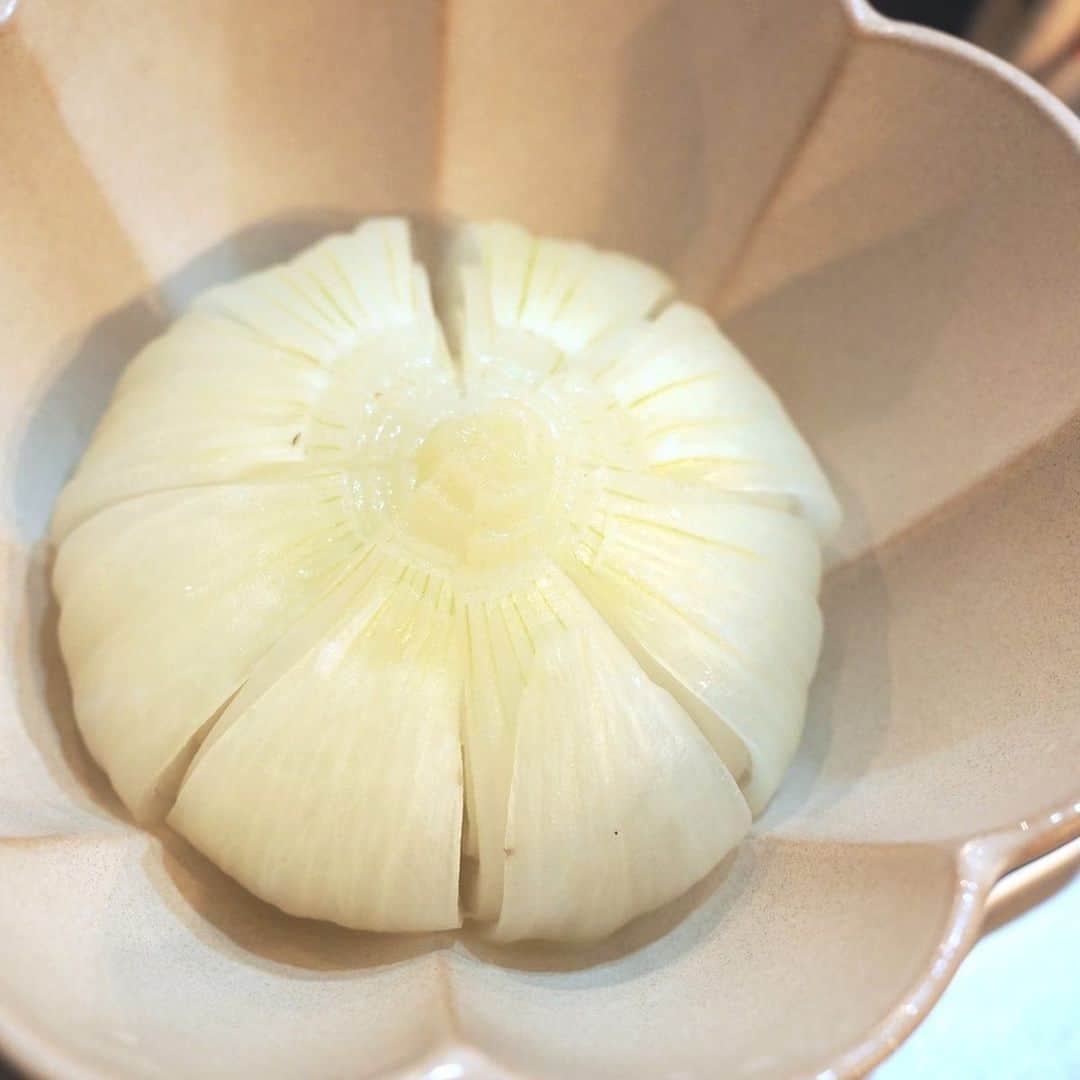 メシ通さんのインスタグラム写真 - (メシ通Instagram)「旬の新玉ねぎを加熱すると、甘さを存分に楽しめます！ ご飯にのぜず、そのままおつまみにするのもおススメ。  ねぎだく、ねぎだけ。「丸ごとレンチン新玉のマヨチーズ丼」がとろ甘すぎた【北嶋佳奈】 https://www.hotpepper.jp/mesitsu/entry/kanakitajima/2020-00049  #mesitsu #メシ通 #玉ねぎ #新玉ねぎ #新玉ねぎレシピ #チーズ #チーズ好き #チーズごはん #マヨネーズ  #マヨチーズ #チーズマヨ #マヨラー #簡単 #レシピ #レシピブログ #北嶋佳奈 #東京 #onion #newonion #freshonions #seasonalonions #cheese #mayonnaise #easy #delicious #recipe #recipeblog #kitajimakana #tokyo」4月3日 11時49分 - mesitsu